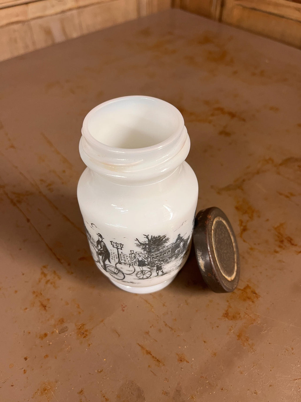 Pot à Épices Opaline Blanche Scène Rétro Vélo – Verre Opalin Vintage Années 60