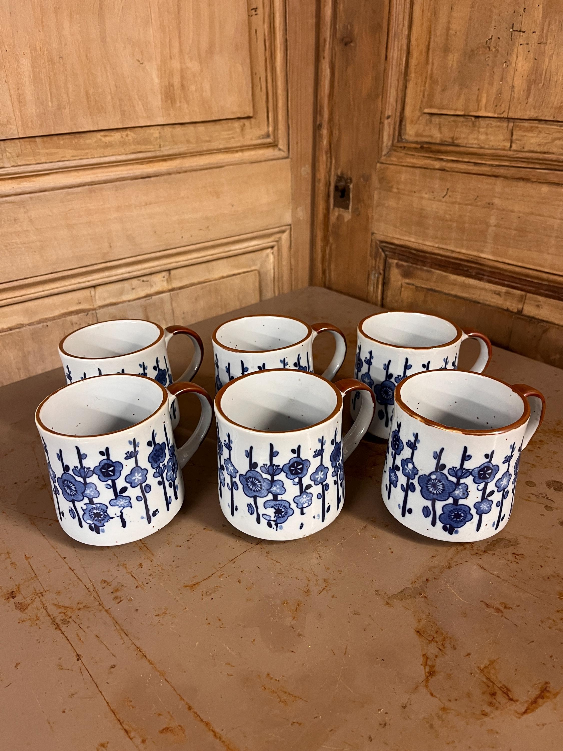 Lot de 6 Mugs Vintage en Grès – Décor Floral Bleu – Esprit Campagne Chic Années 70