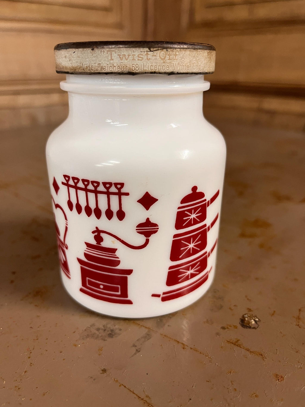Pot à Épices Opaline Blanche Ustensiles Rouges – Verre Opalin Vintage Années 60