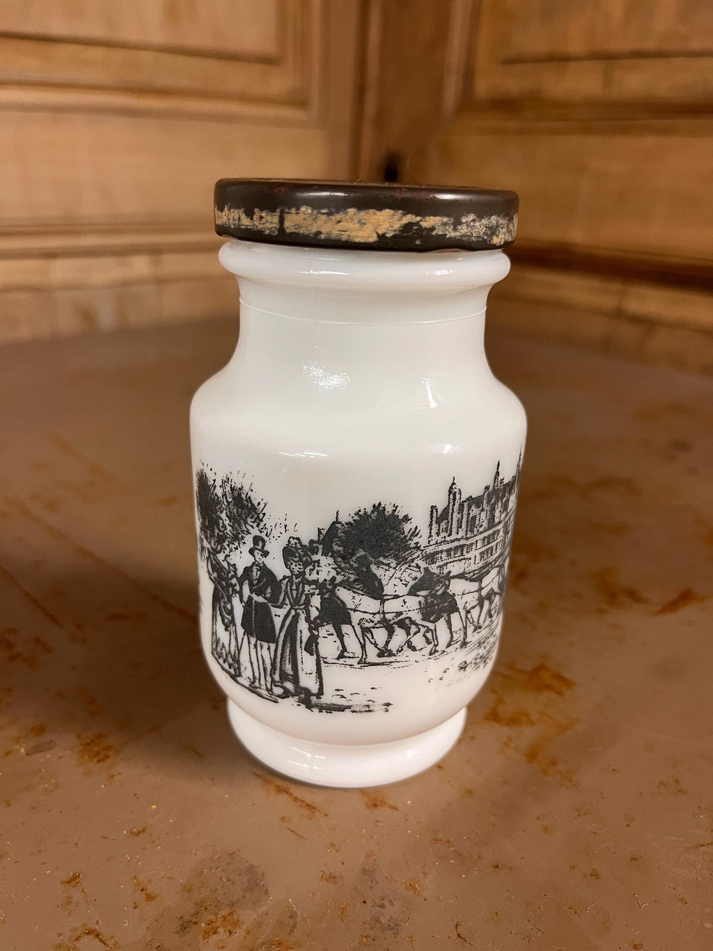 Pot à Épices Opaline Blanche Scène Rétro Vélo – Verre Opalin Vintage Années 60