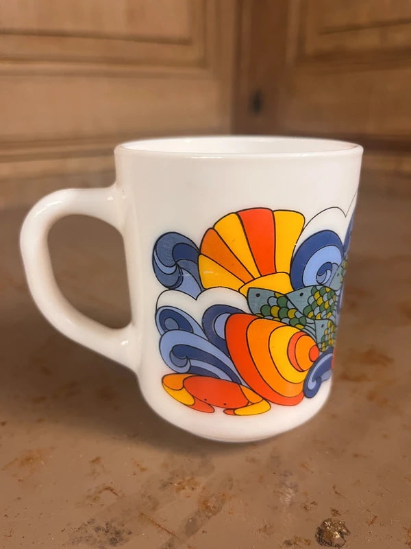 Mug / Tasse Arcopal Océan & Poissons Psychédéliques – Verre Opalin Vintage Années 70