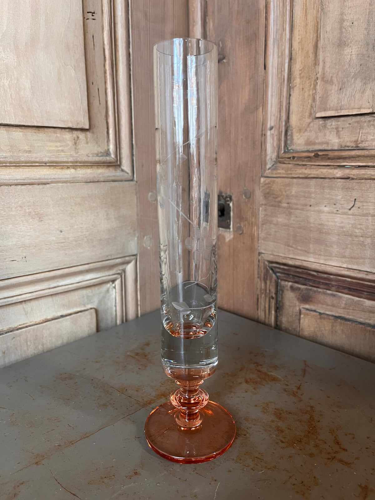 Vase soliflore vintage pied rose et verre gravé - L'Heureux Nouveau