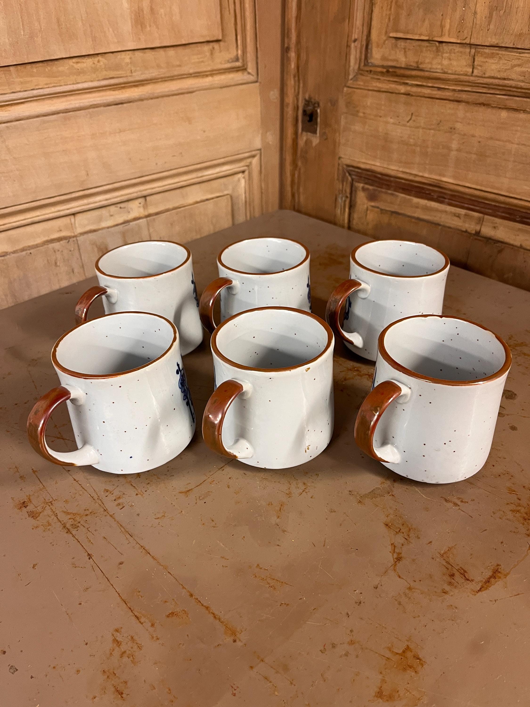 Lot de 6 Mugs Vintage en Grès – Décor Floral Bleu – Esprit Campagne Chic Années 70