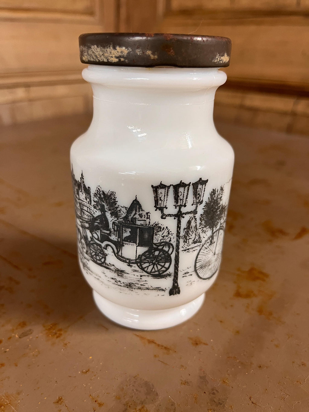 Pot à Épices Opaline Blanche Scène Rétro Vélo – Verre Opalin Vintage Années 60