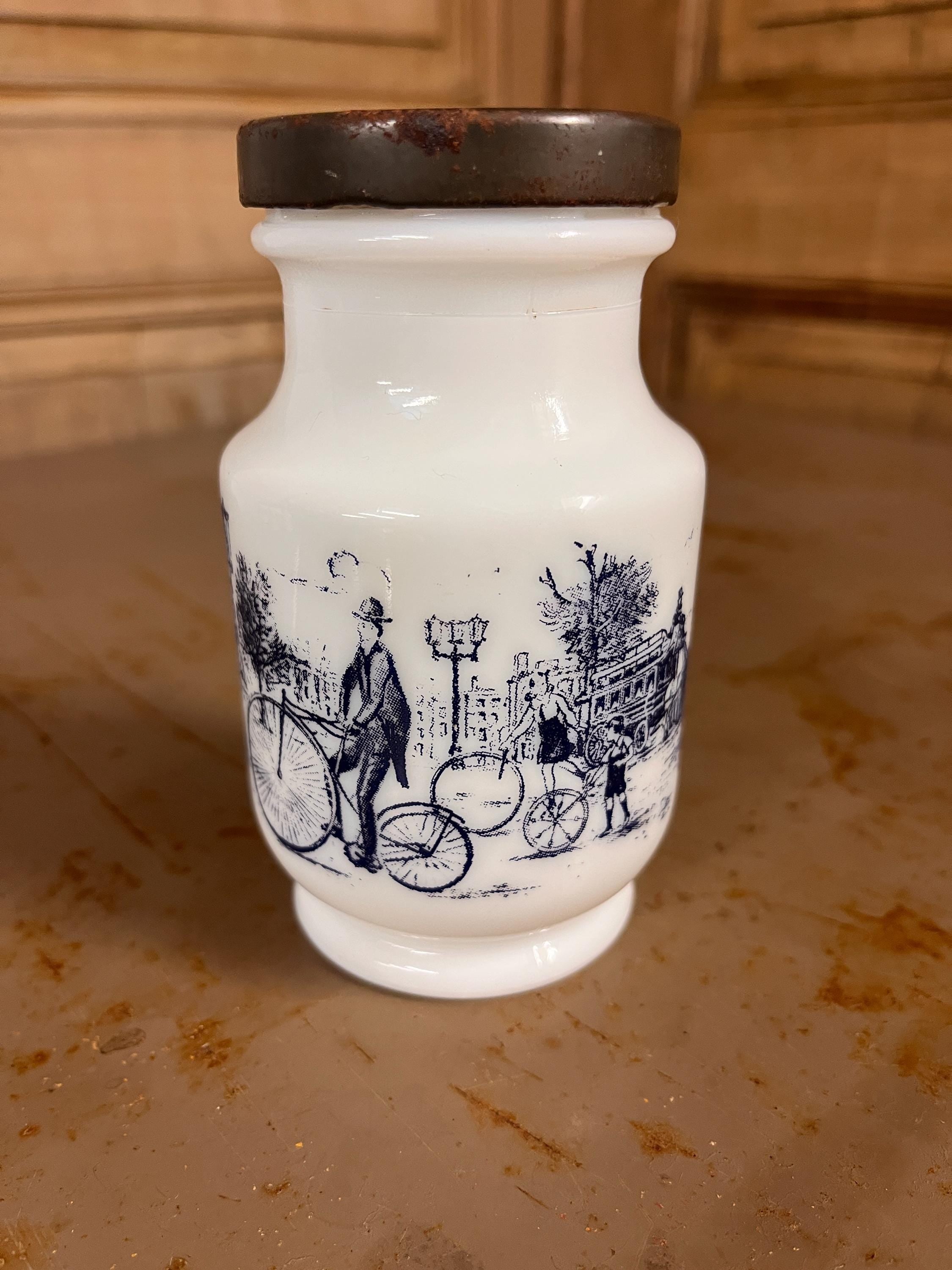 Pot à Épices Opaline Blanche Scène Rétro Carrosse – Verre Opalin Vintage Années 60
