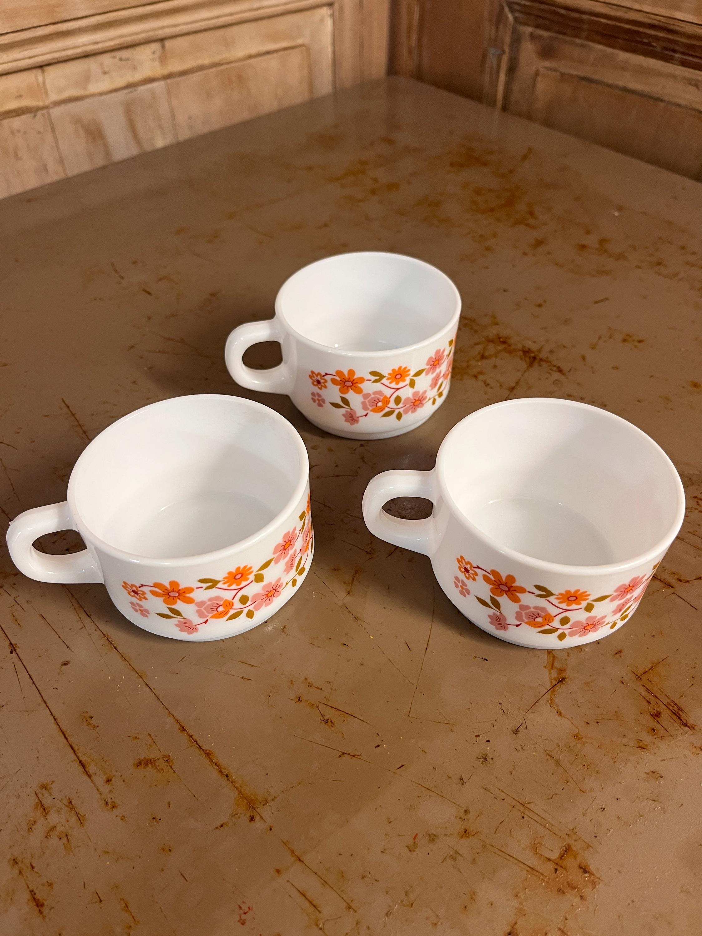 Lot de 3 Tasses Vintage Arcopal "Scania" – Opaline Blanche Décor Floral Orange Pop Années 70