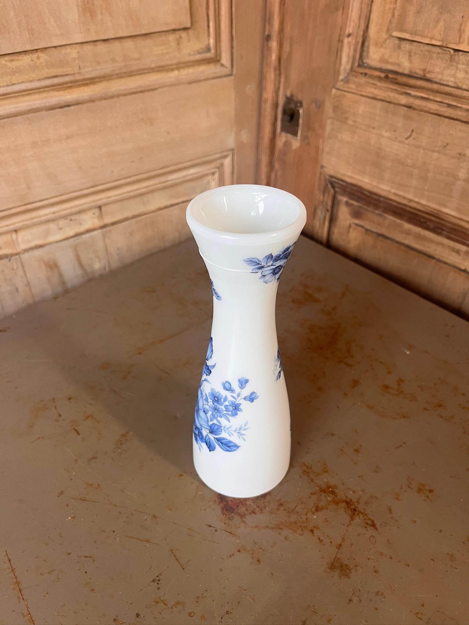 Grand Vase en Opaline Blanche Vintage – Décor Anémones Bleues – France