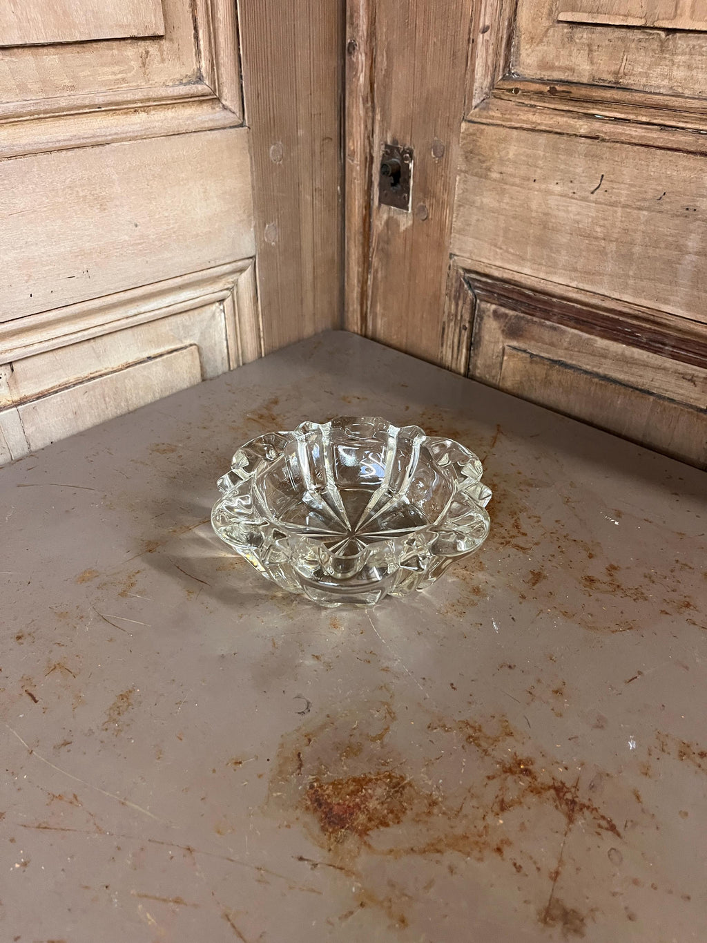 Grand Cendrier Vide-Poches Vintage en Verre Moulé – Bords Festonnés – Années 70