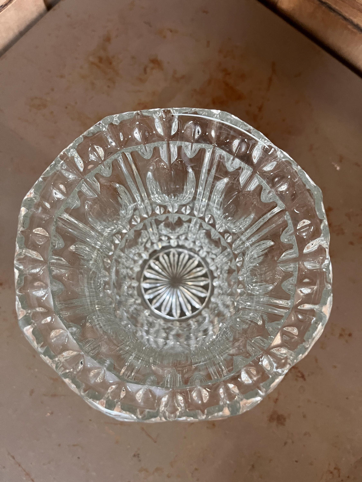 Vase en verre moulé français décor tulipes vintage - L'Heureux Nouveau