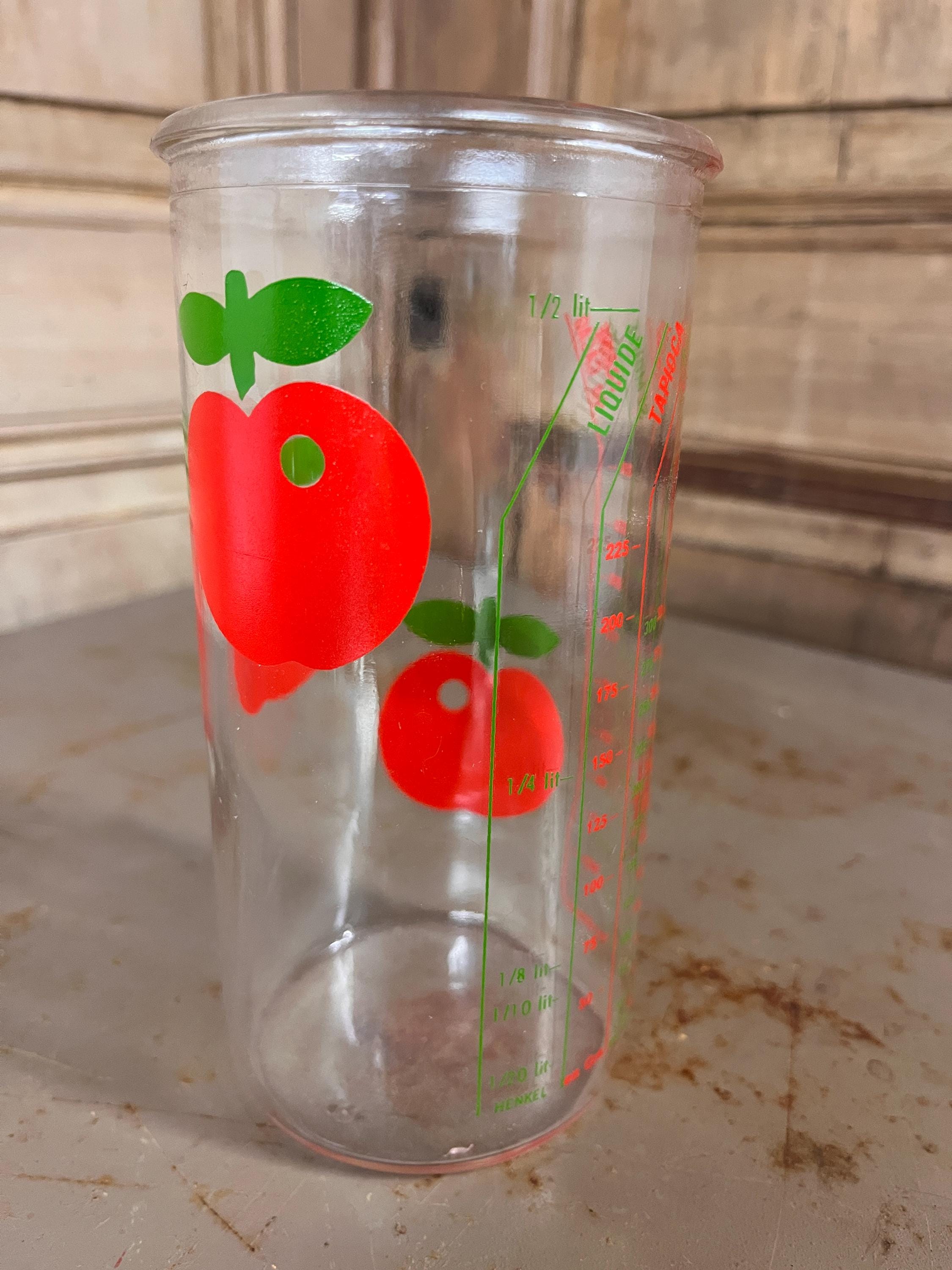 Verre Mesureur Vintage en Verre HENKEL – Décor Pommes – Années 70
