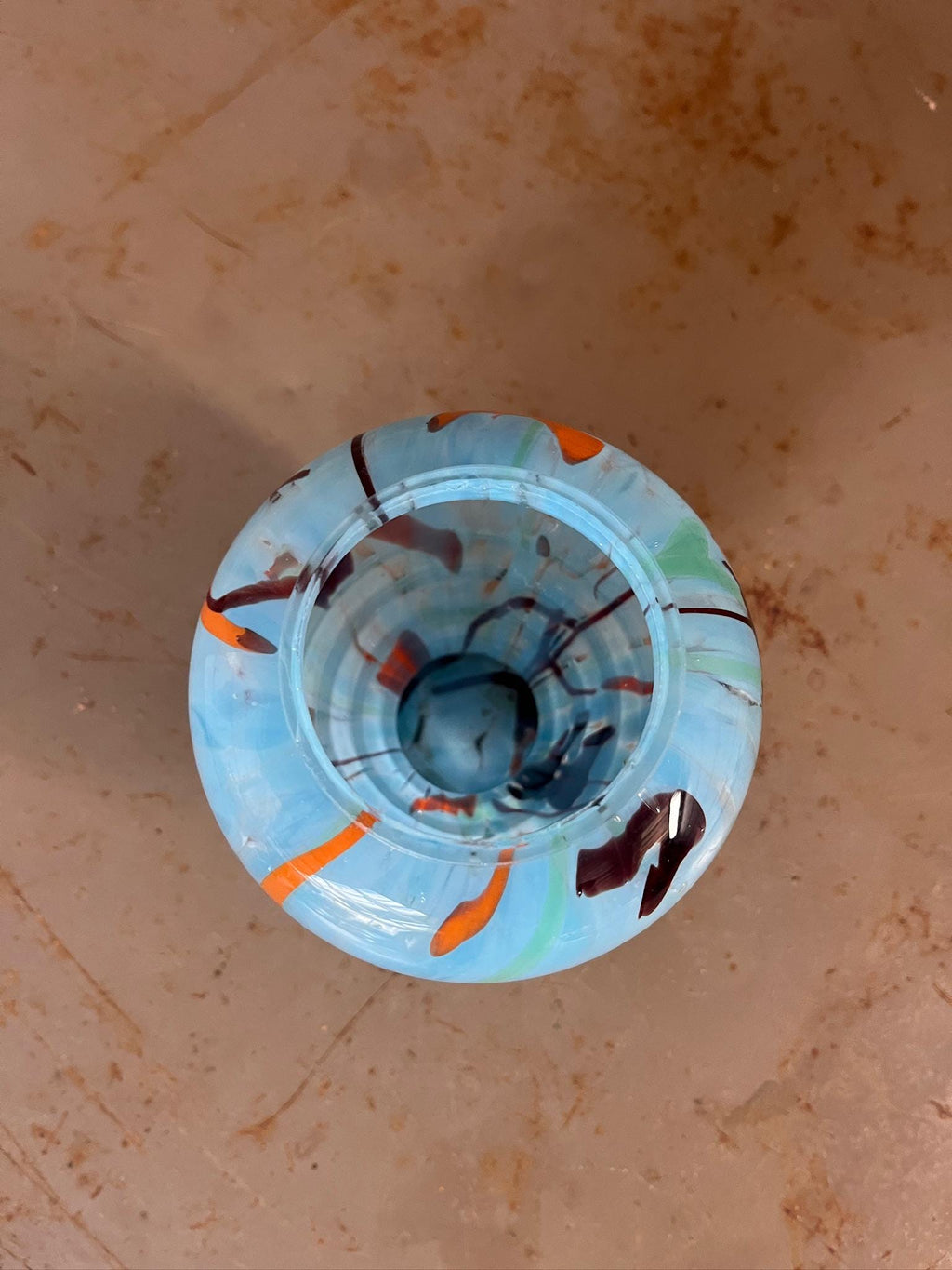 Petit vase globe verre marbré bleu orange vintage 70s - L'Heureux Nouveau