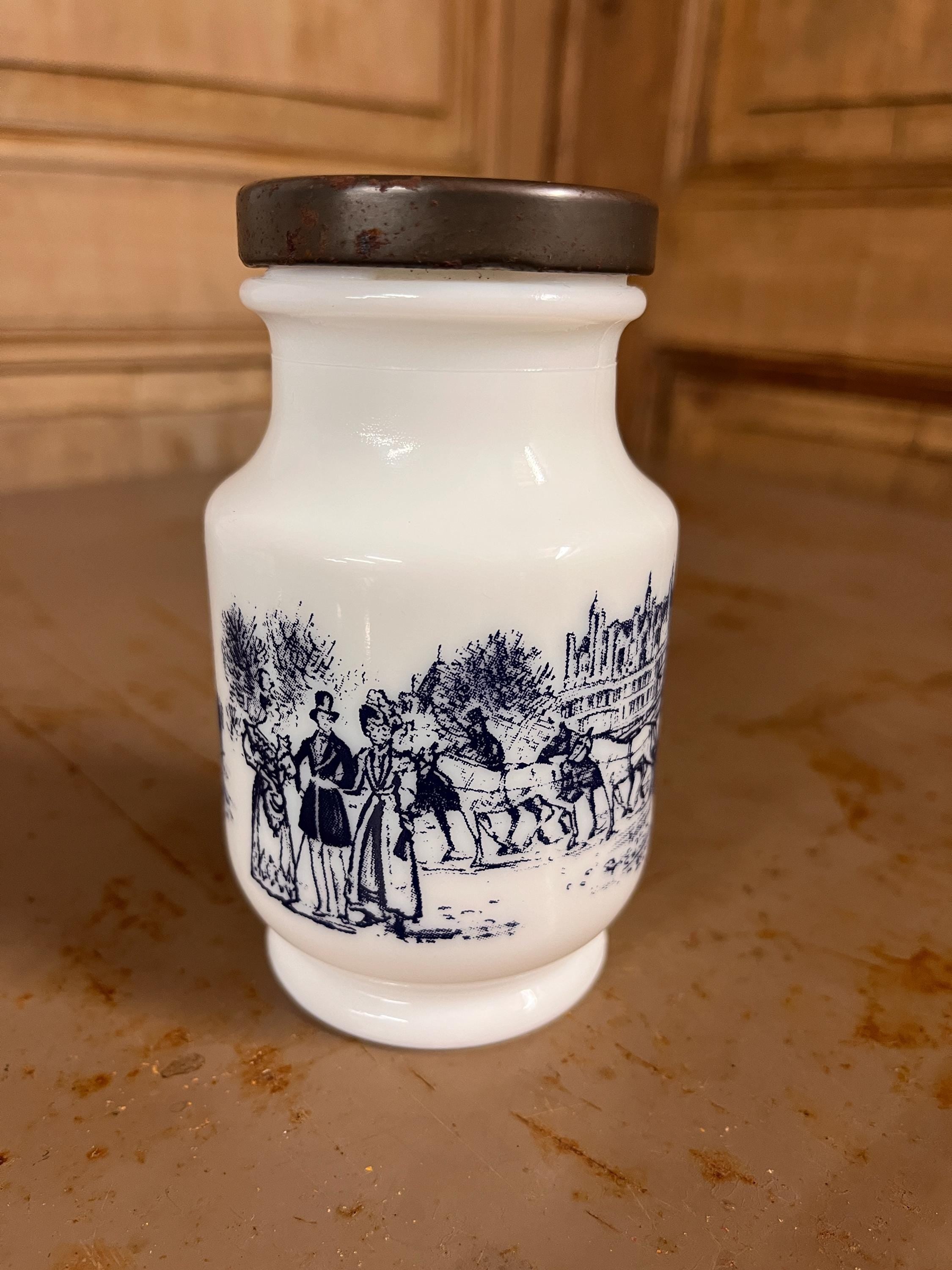 Pot à Épices Opaline Blanche Scène Rétro Carrosse – Verre Opalin Vintage Années 60