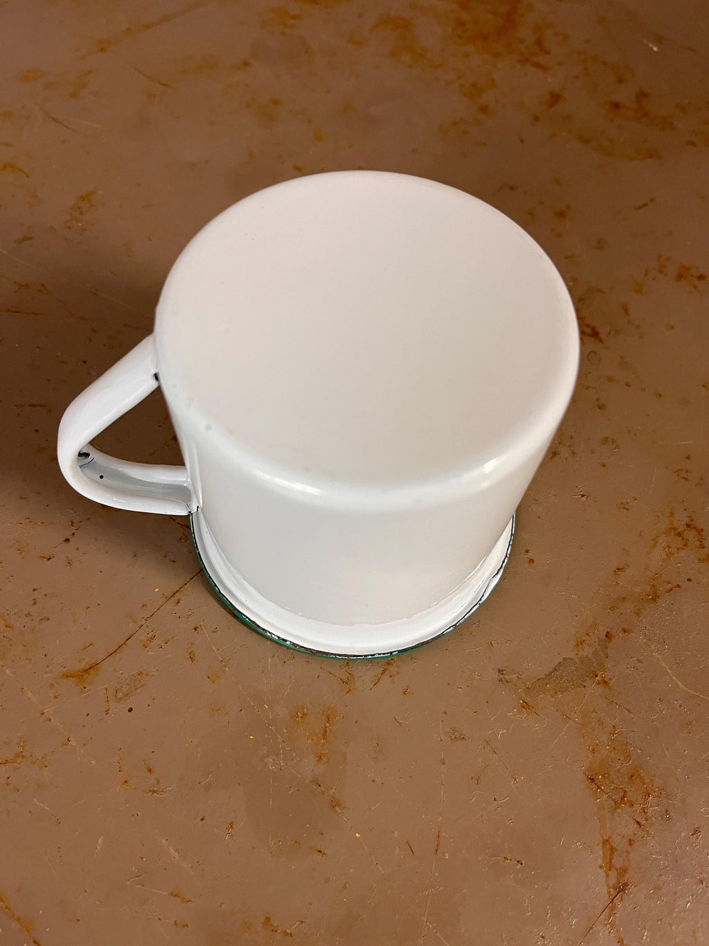 Timbale Vintage en Métal Émaillé Blanc – Liseré Vert – Esprit Bistrot Années 60