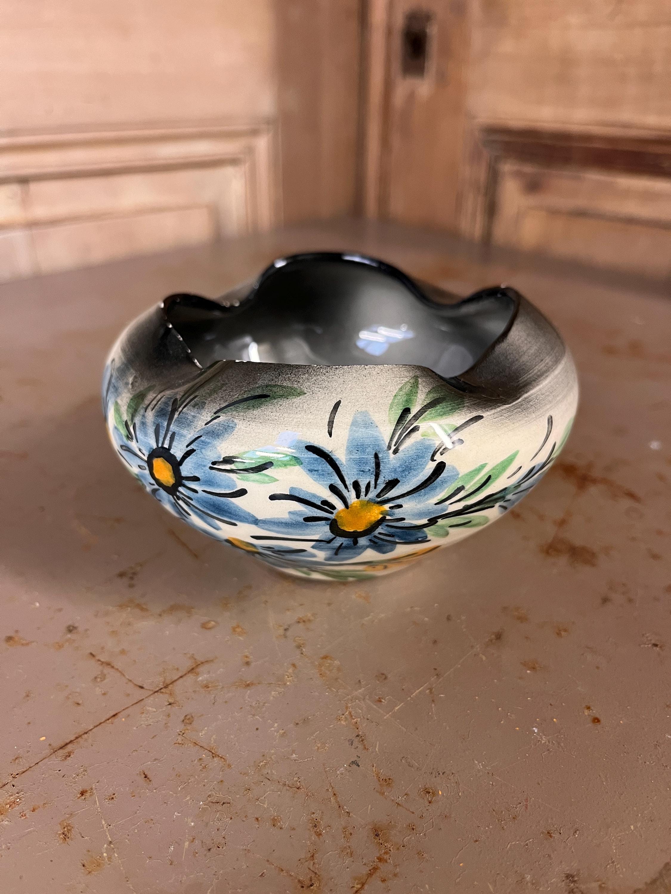 Cendrier Vide-Poches Artisanal en Céramique – Décor Fleuri Peint à la Main – Esprit Folk Art