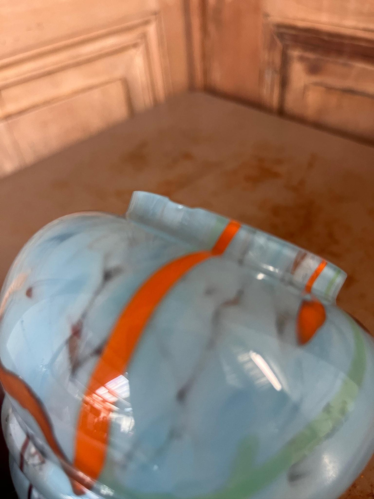 Petit vase globe verre marbré bleu orange vintage 70s - L'Heureux Nouveau
