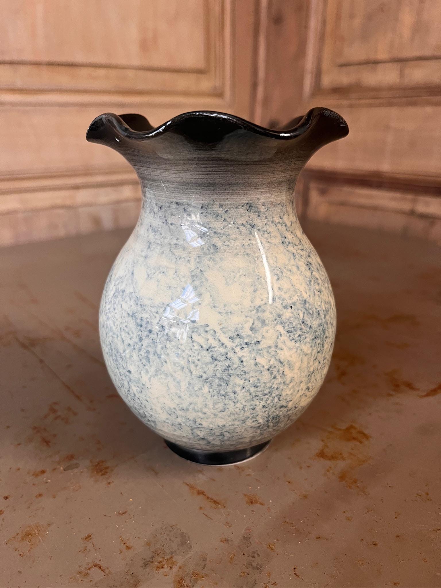 Petit Vase en Grès Vintage – Décor Floral Bleu Peint à la Main – Esprit Campagne Chic