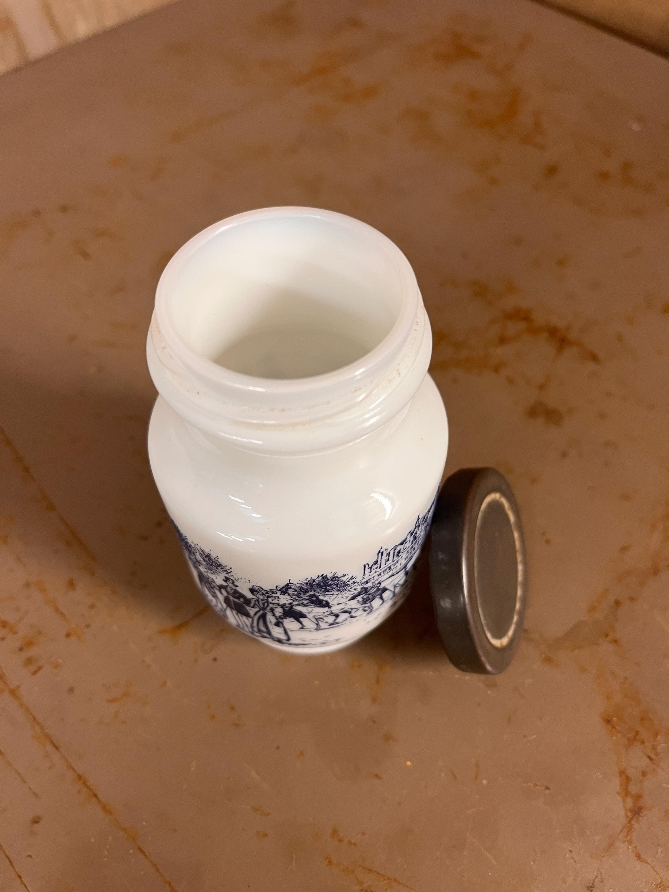 Pot à Épices Opaline Blanche Scène Rétro Carrosse – Verre Opalin Vintage Années 60