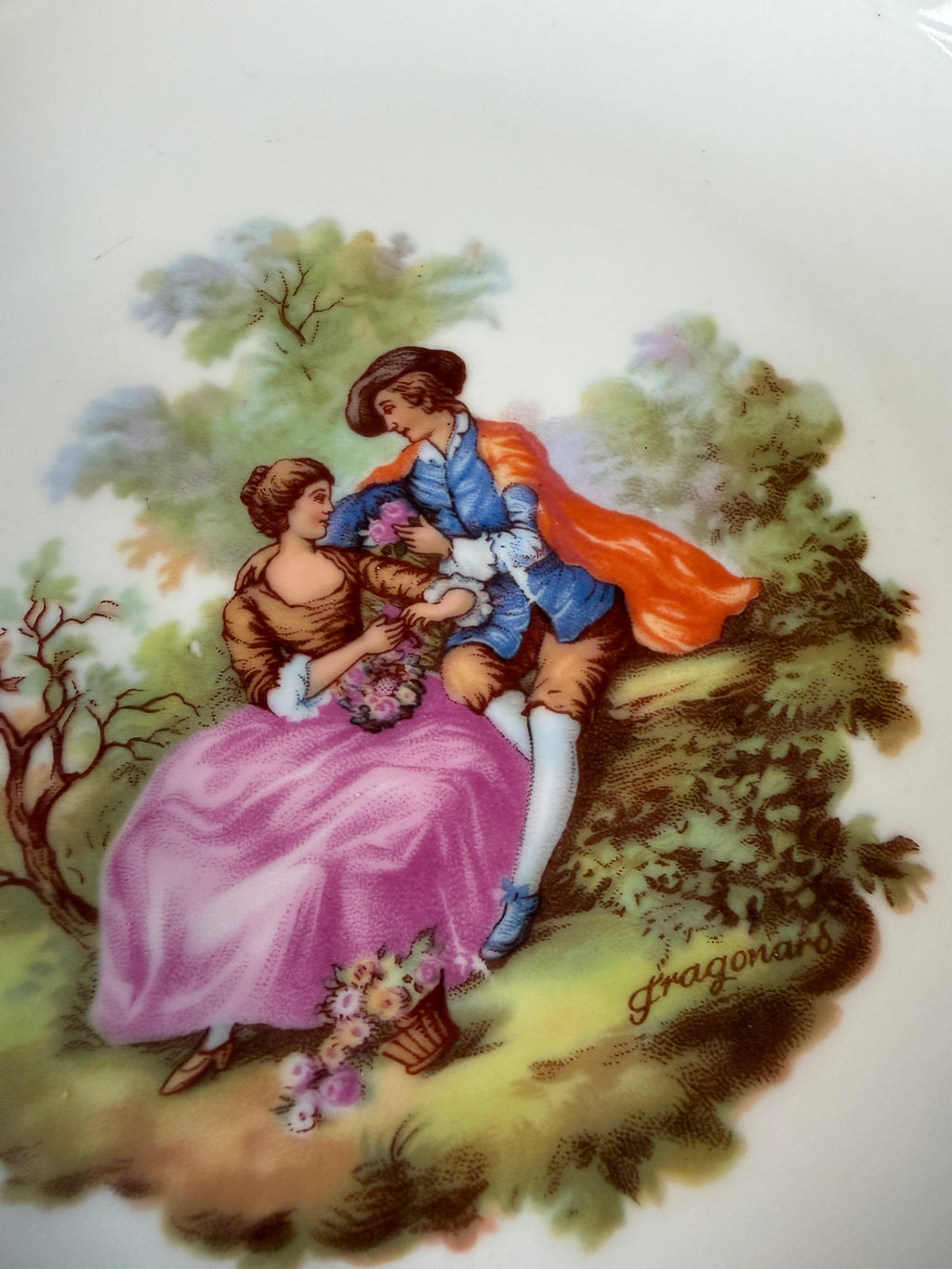 Décor Fragonard, homme jouant de la guitare et femme assise, gros plan