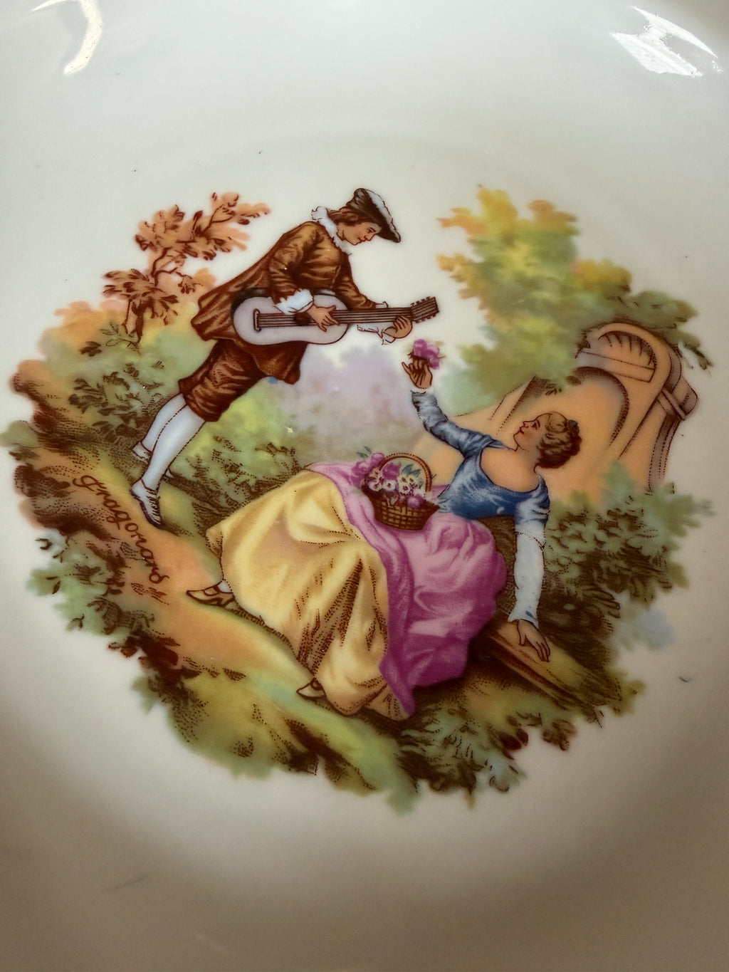 Décor Fragonard, couple assis près d'un arbre avec bouquet de fleurs