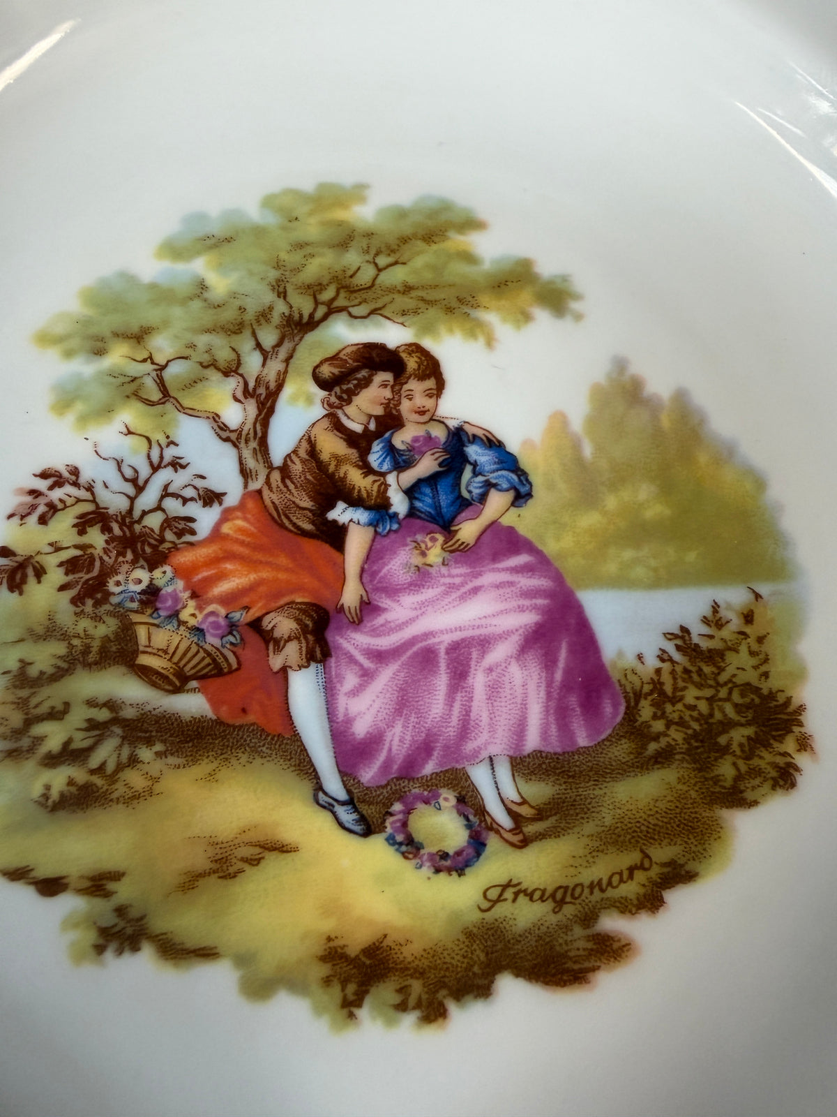 Décor Fragonard, couple enlacé sous un arbre près d'un lac