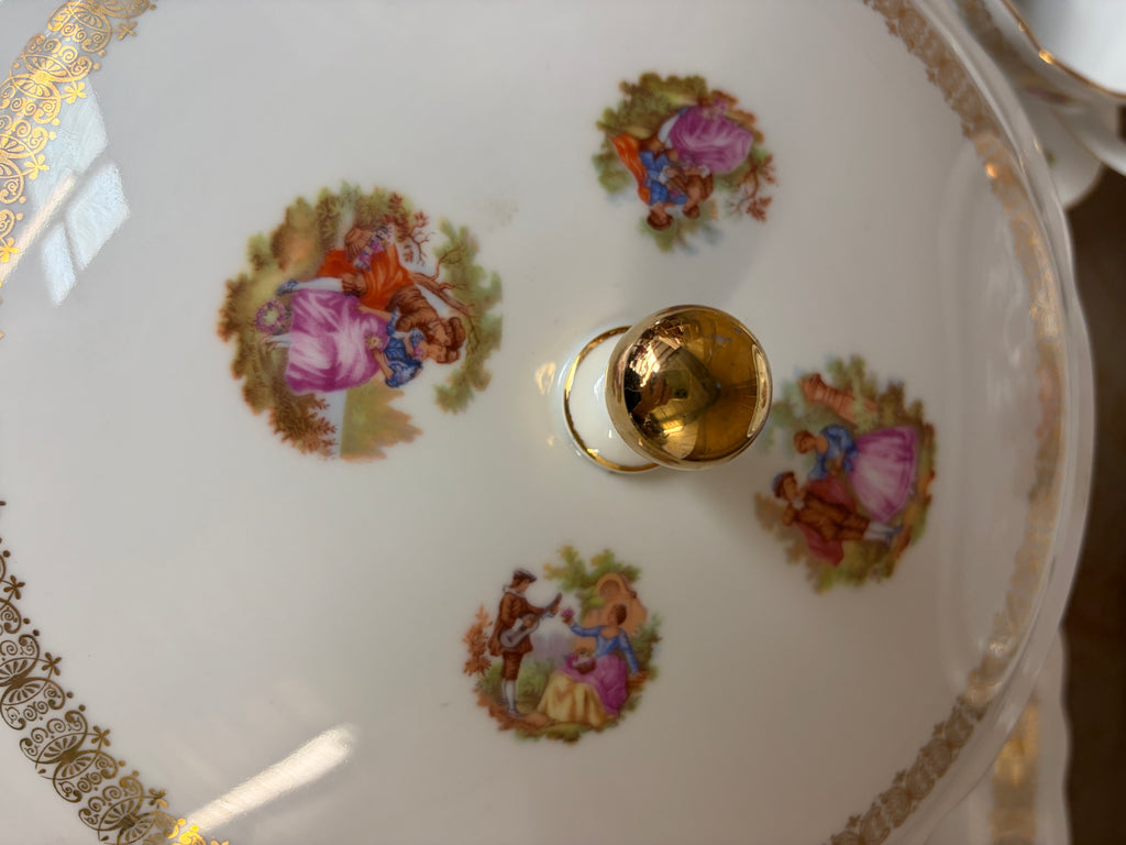 Assiettes creuses et grande assiette, service porcelaine Fragonard, vue d'ensemble