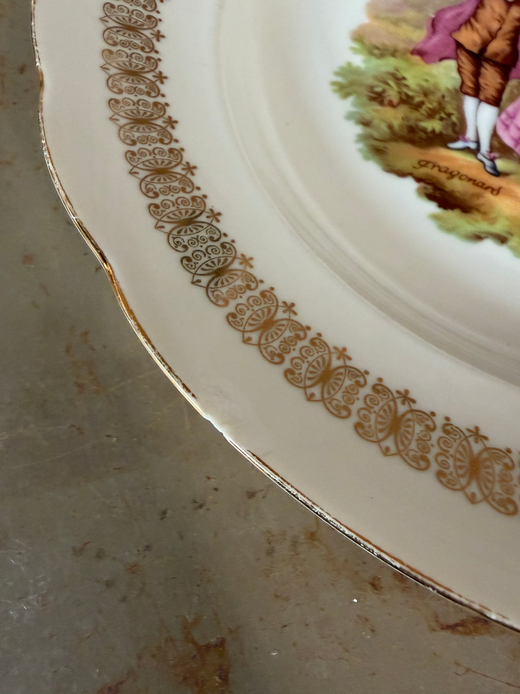 Soupière, saucière et plats du service porcelaine Fragonard, vue d'ensemble