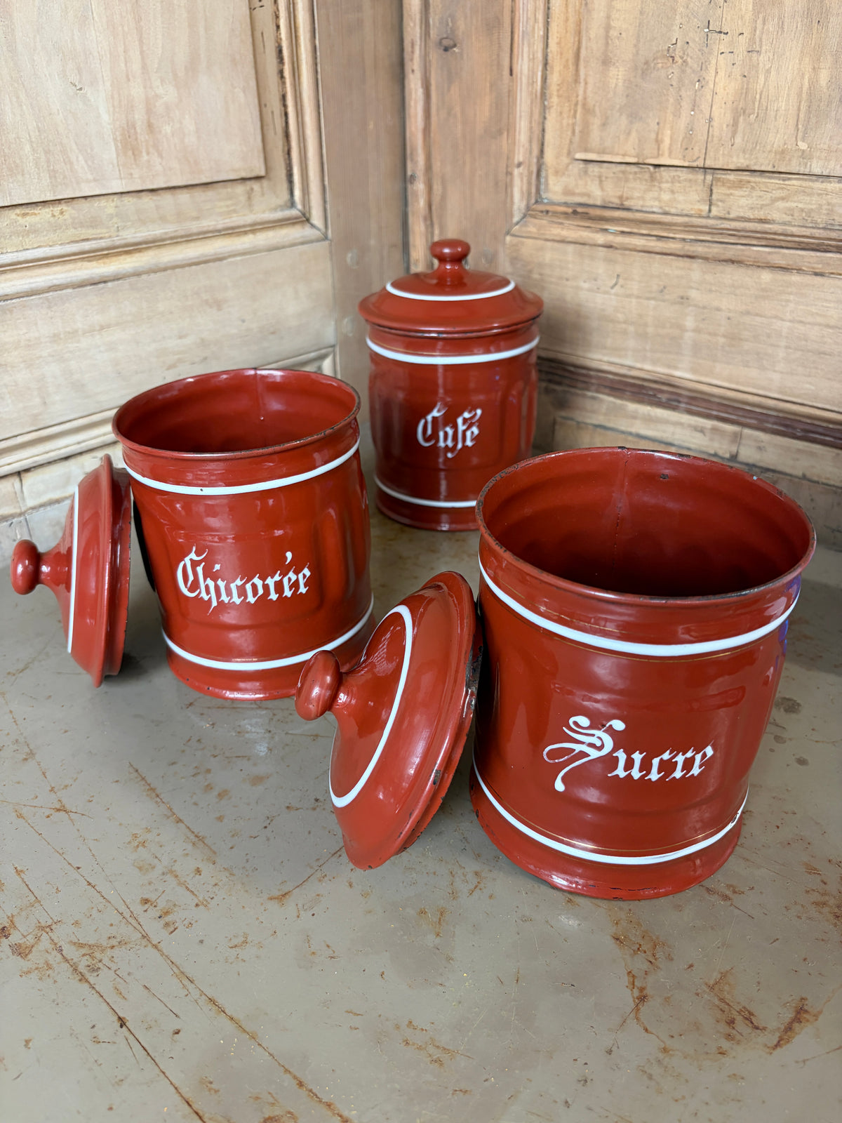 Trio de pots émaillés rouge brique Chicorée Café Sucre avec couvercles ouverts