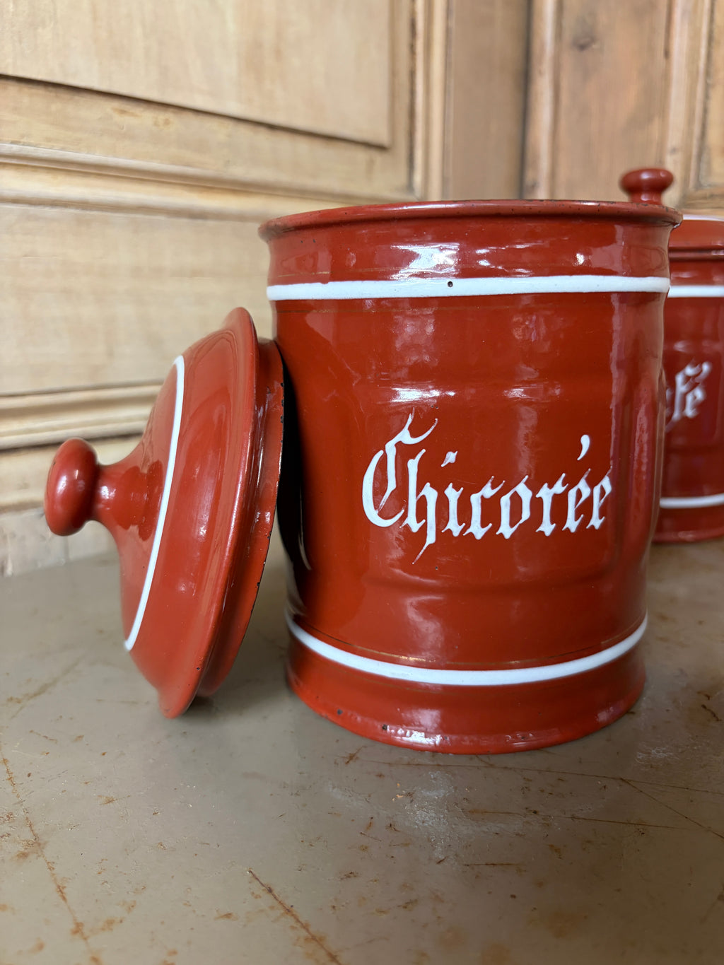 Détail du pot Chicorée émaillé rouge brique avec couvercle ouvert