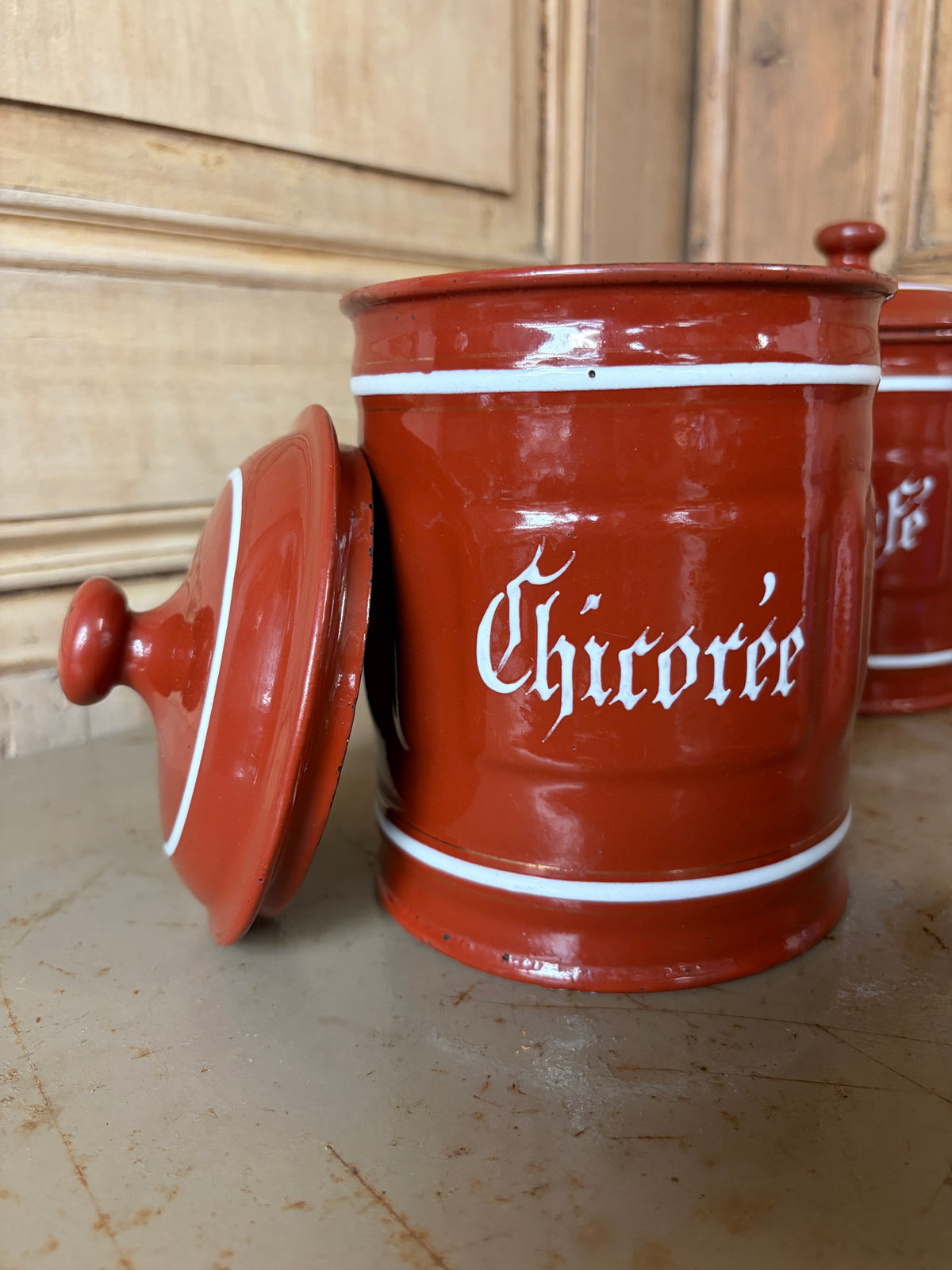 Détail du pot Chicorée émaillé rouge brique avec couvercle ouvert