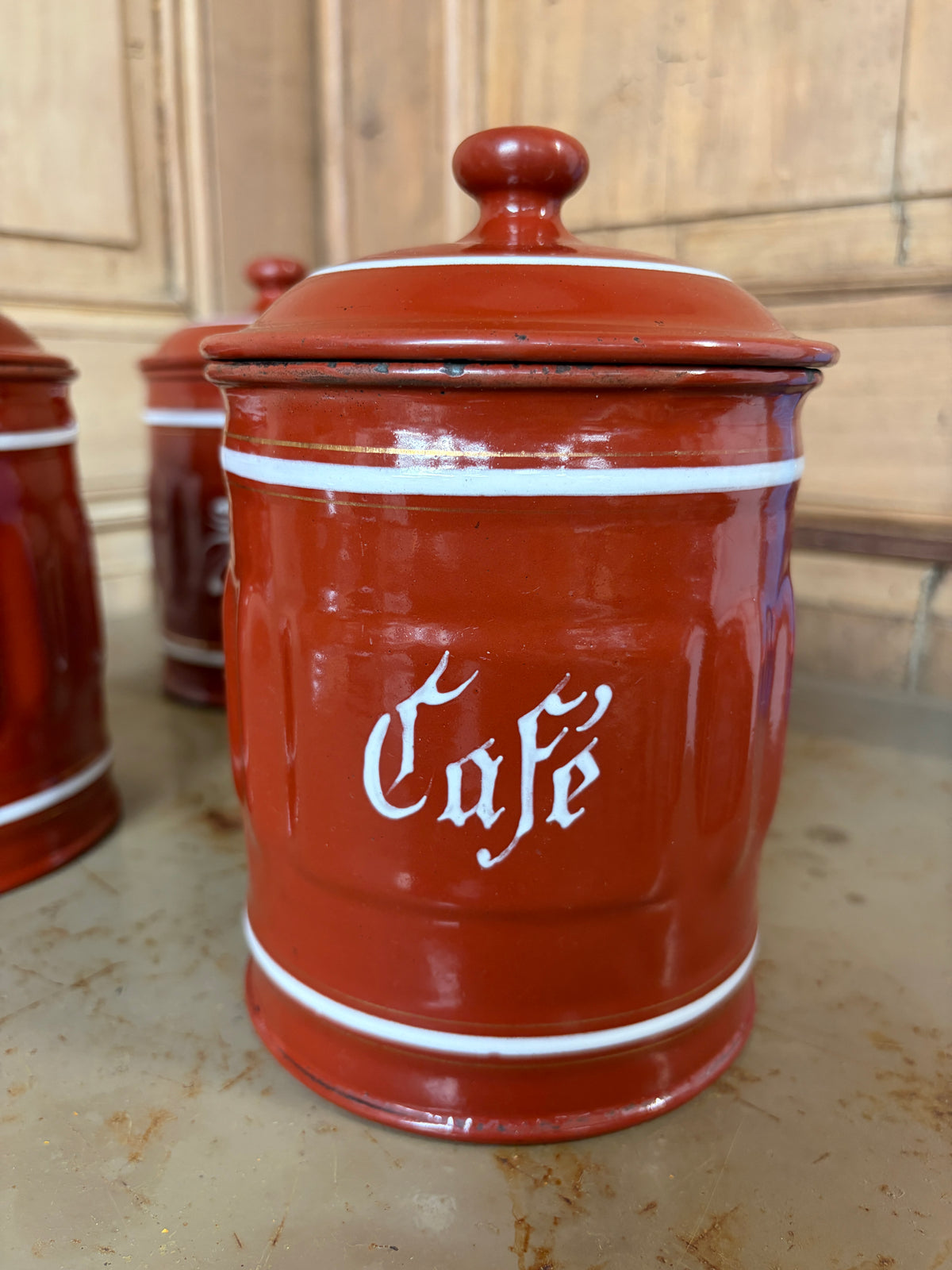 Pot émaillé Café rouge brique fermé vue rapprochée