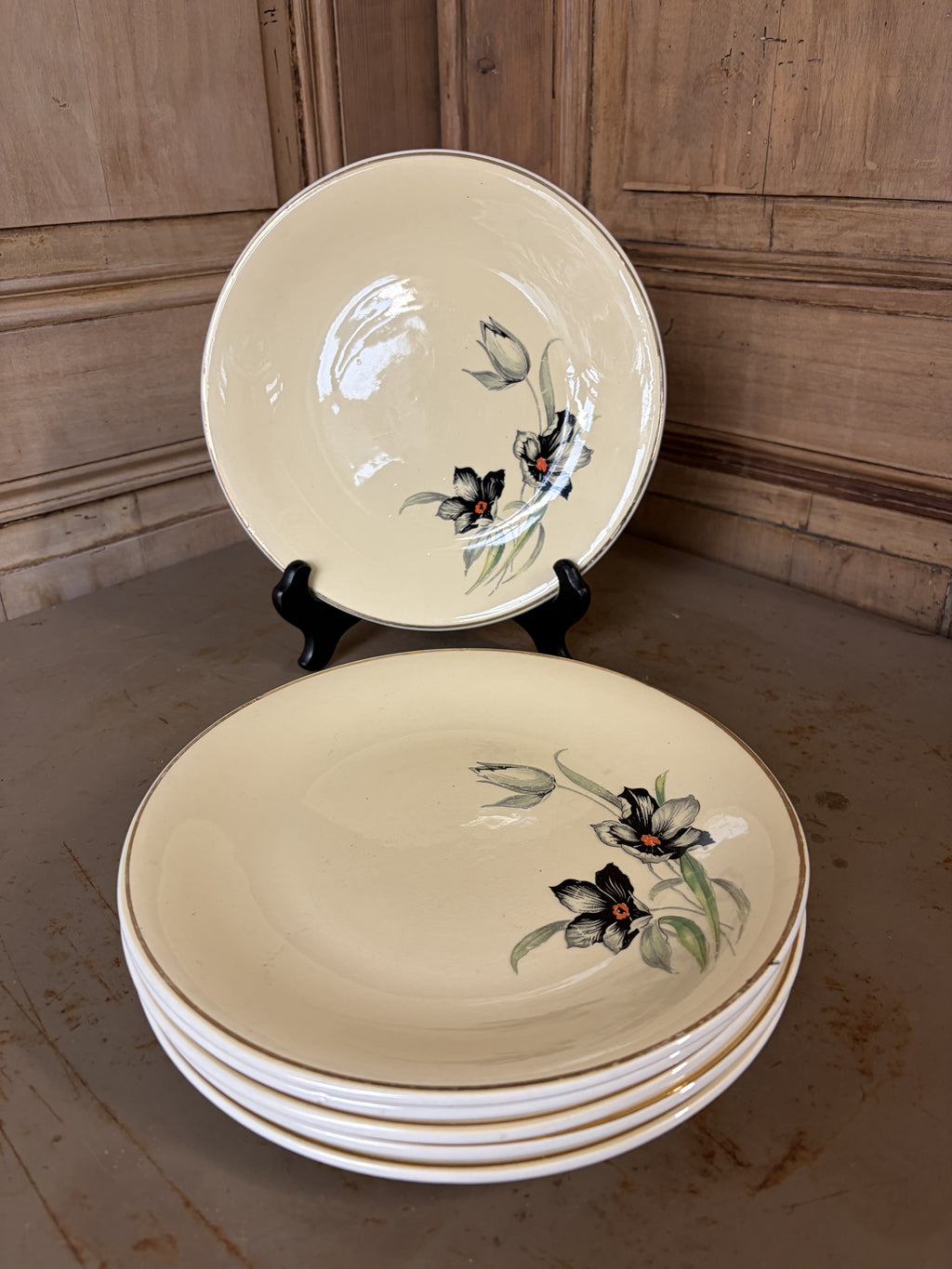Assiettes Tulipes empilees et une posee de face