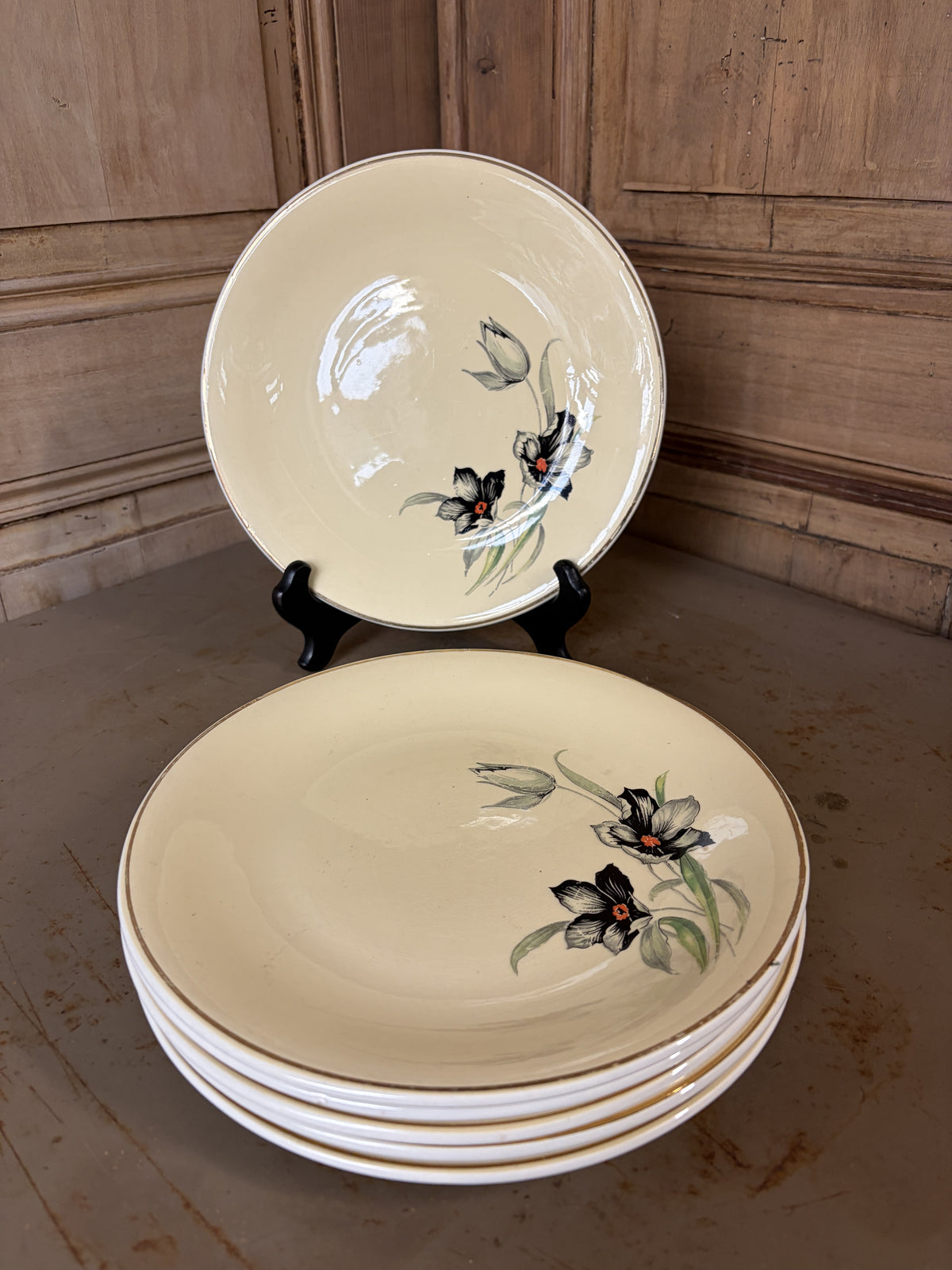 Assiettes Tulipes empilees et une posee de face