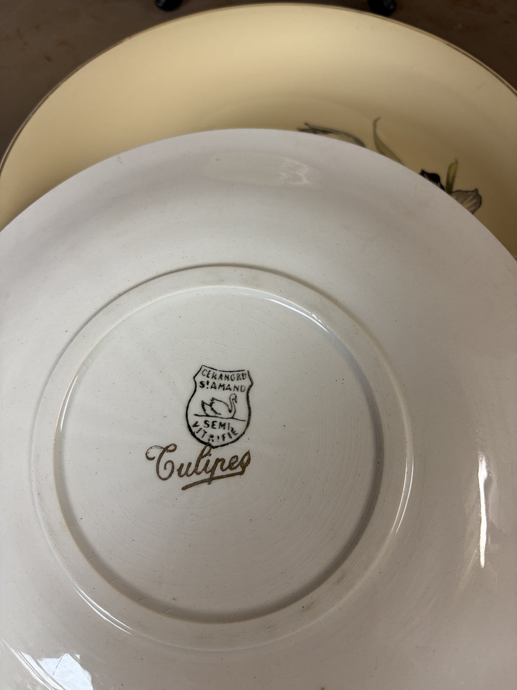 Fond assiette marque Ceranord Saint-Amand semi vitrifie Tulipes