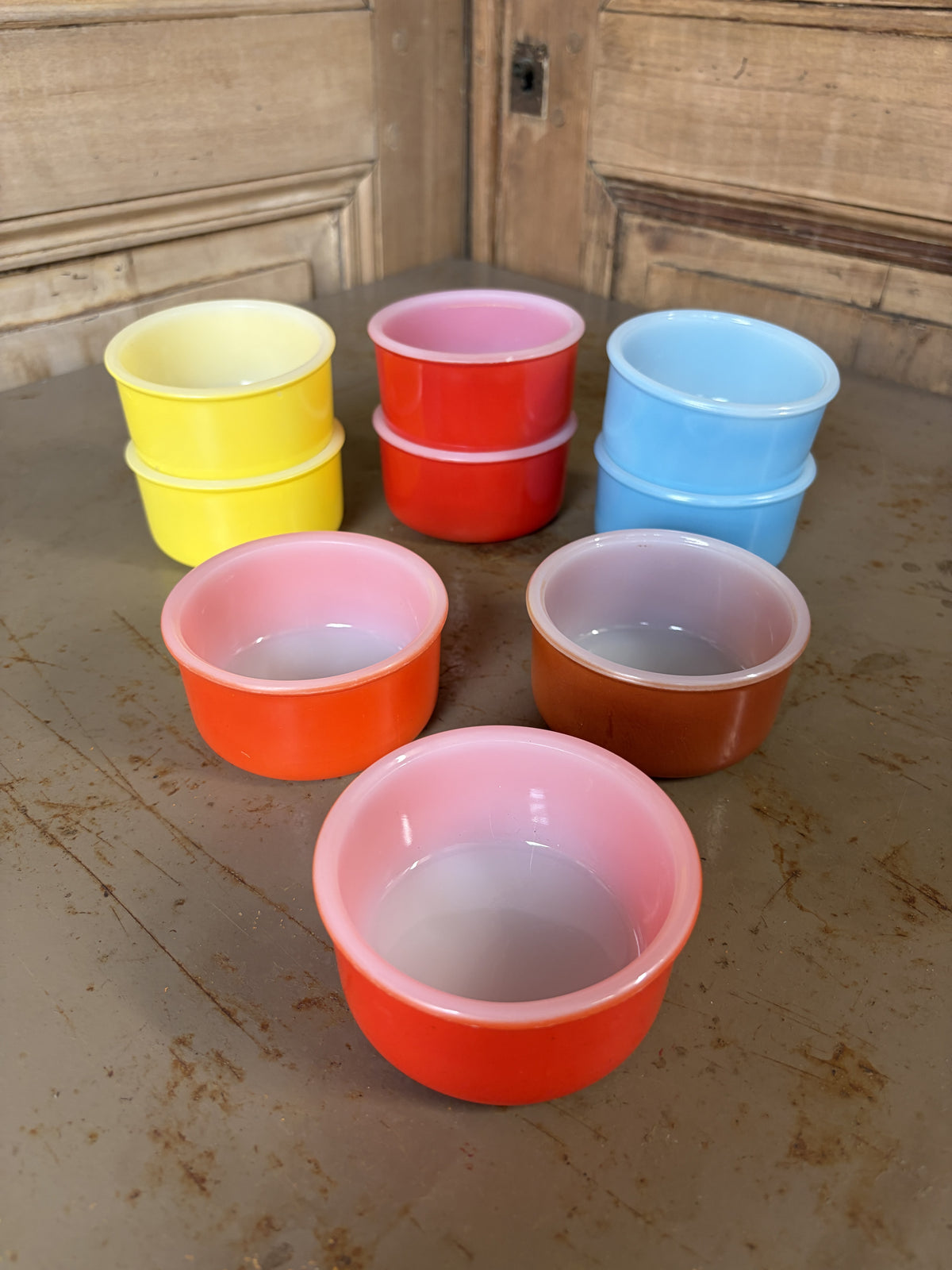Neuf ramequins Arcopal colores en pyramide