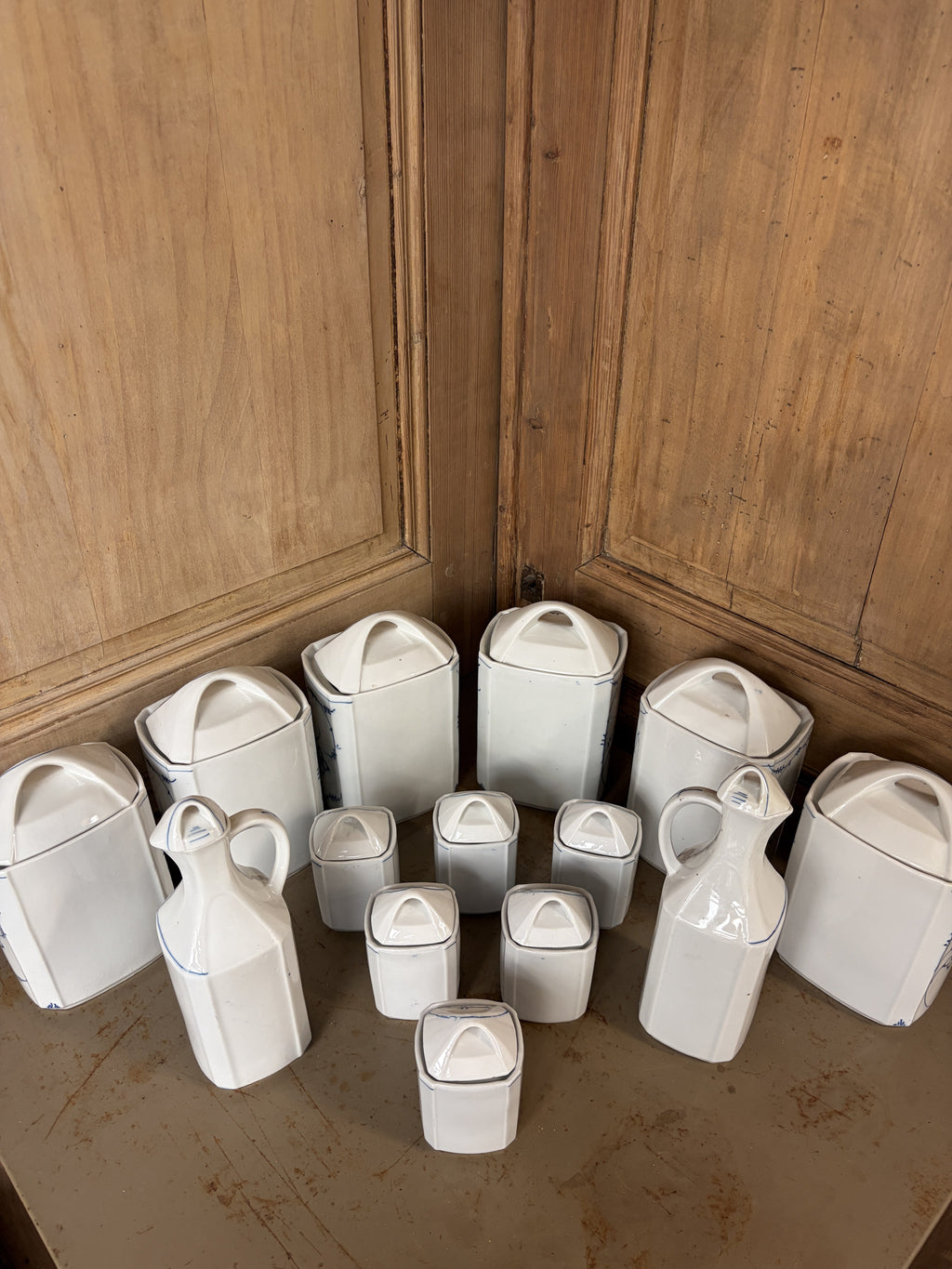 Grands pots et petits pots vus de dos