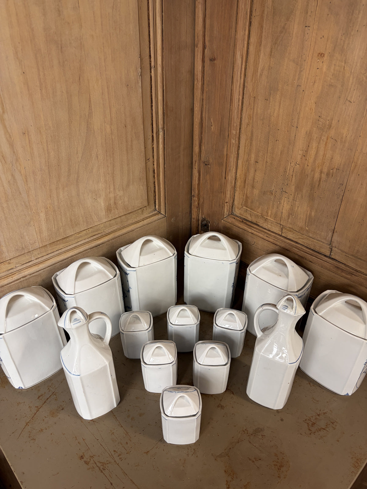 Grands pots et petits pots vus de dos