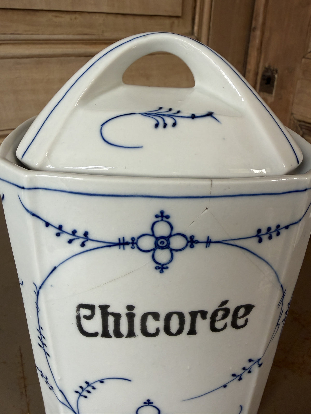 Gros plan du pot Chicoree avec la felure visible