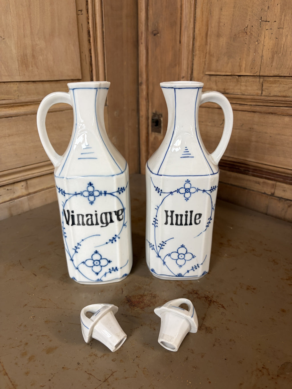 Bouteilles Vinaigre et Huile avec bouchons verseurs poses devant