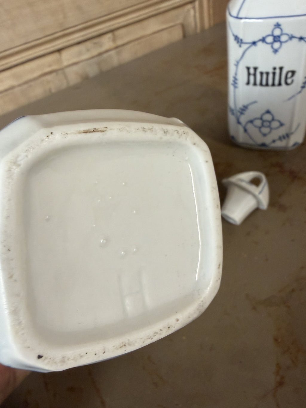 Gros plan du bouchon verseur de la bouteille Huile