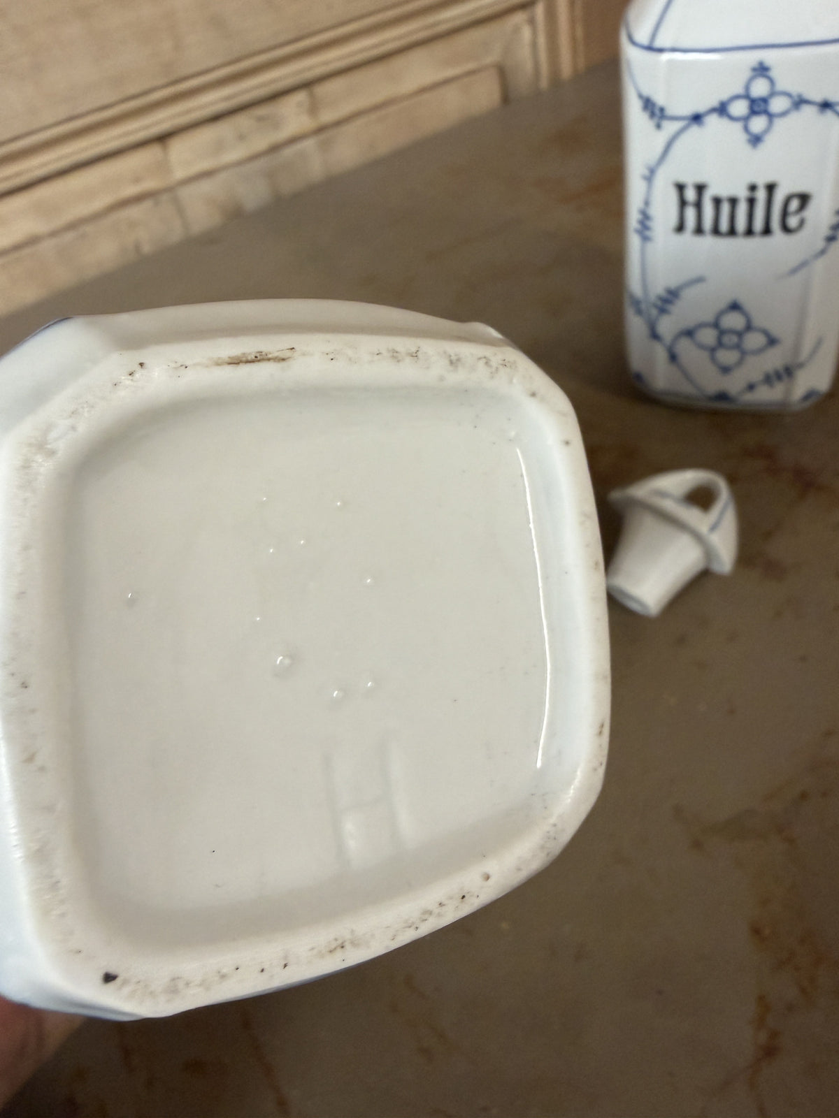 Gros plan du bouchon verseur de la bouteille Huile