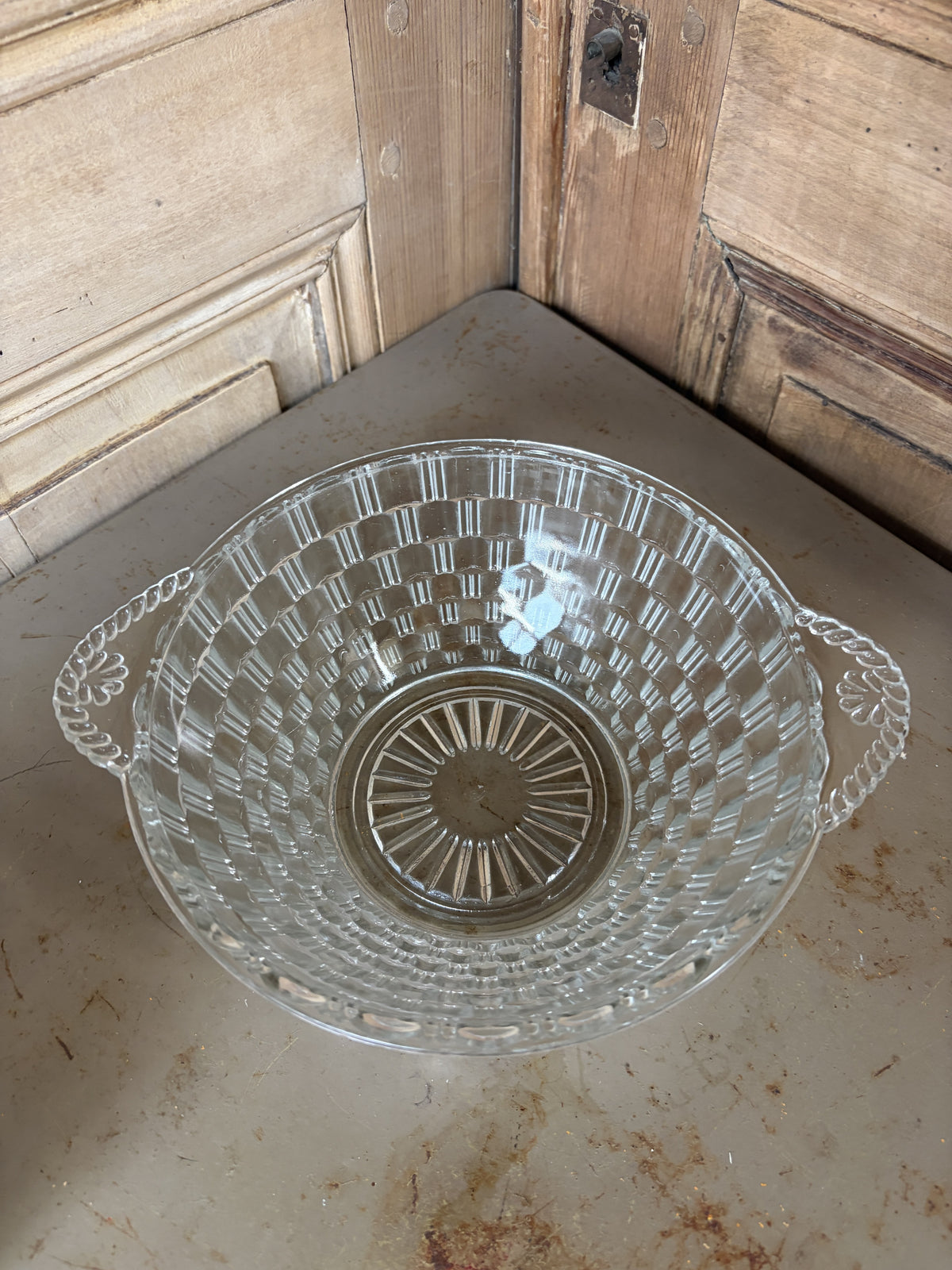 Saladier en verre presse motif vannerie vue de face