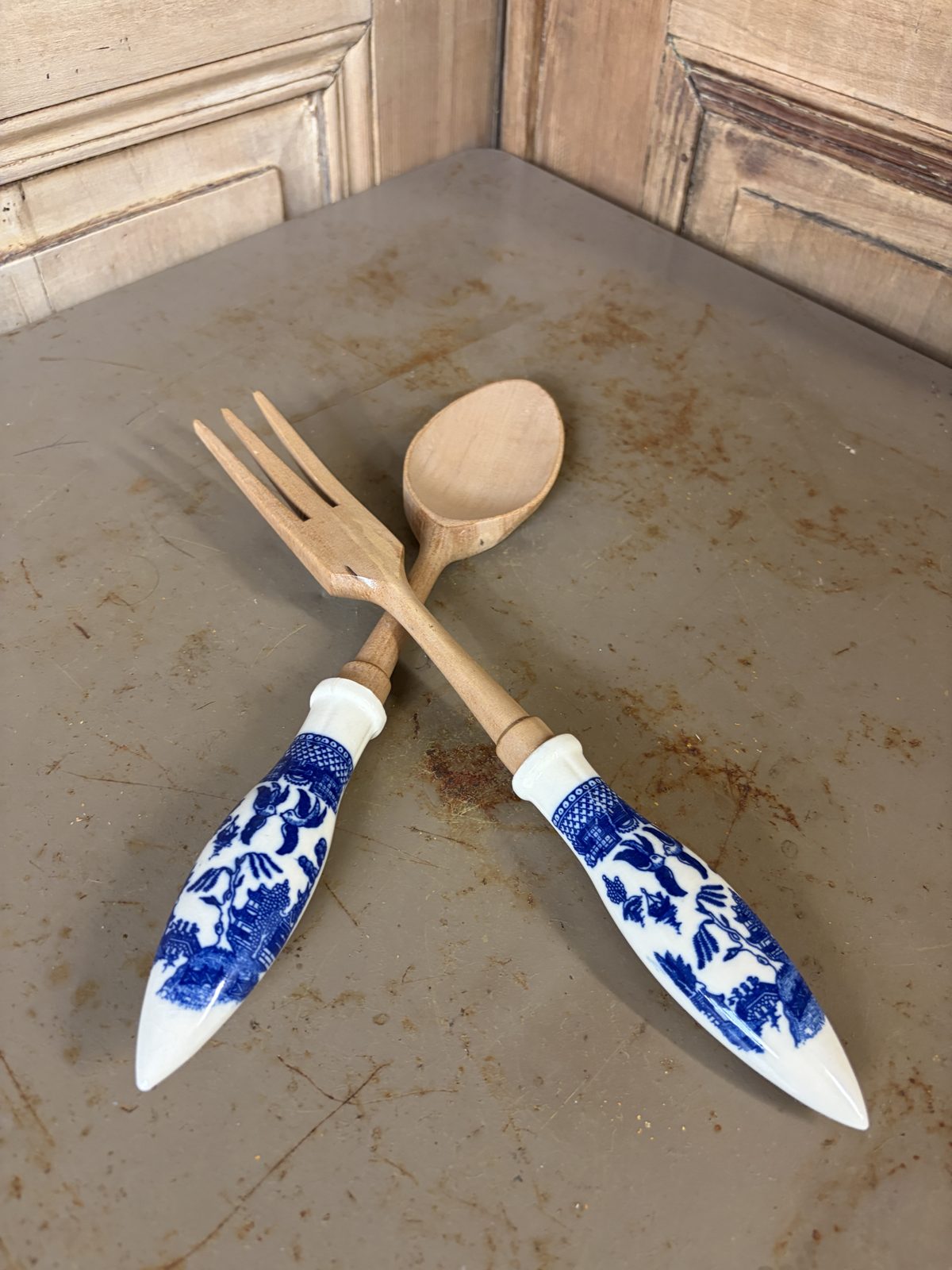 Couverts de service vintage Blue Willow bois et céramique - L'Heureux Nouveau