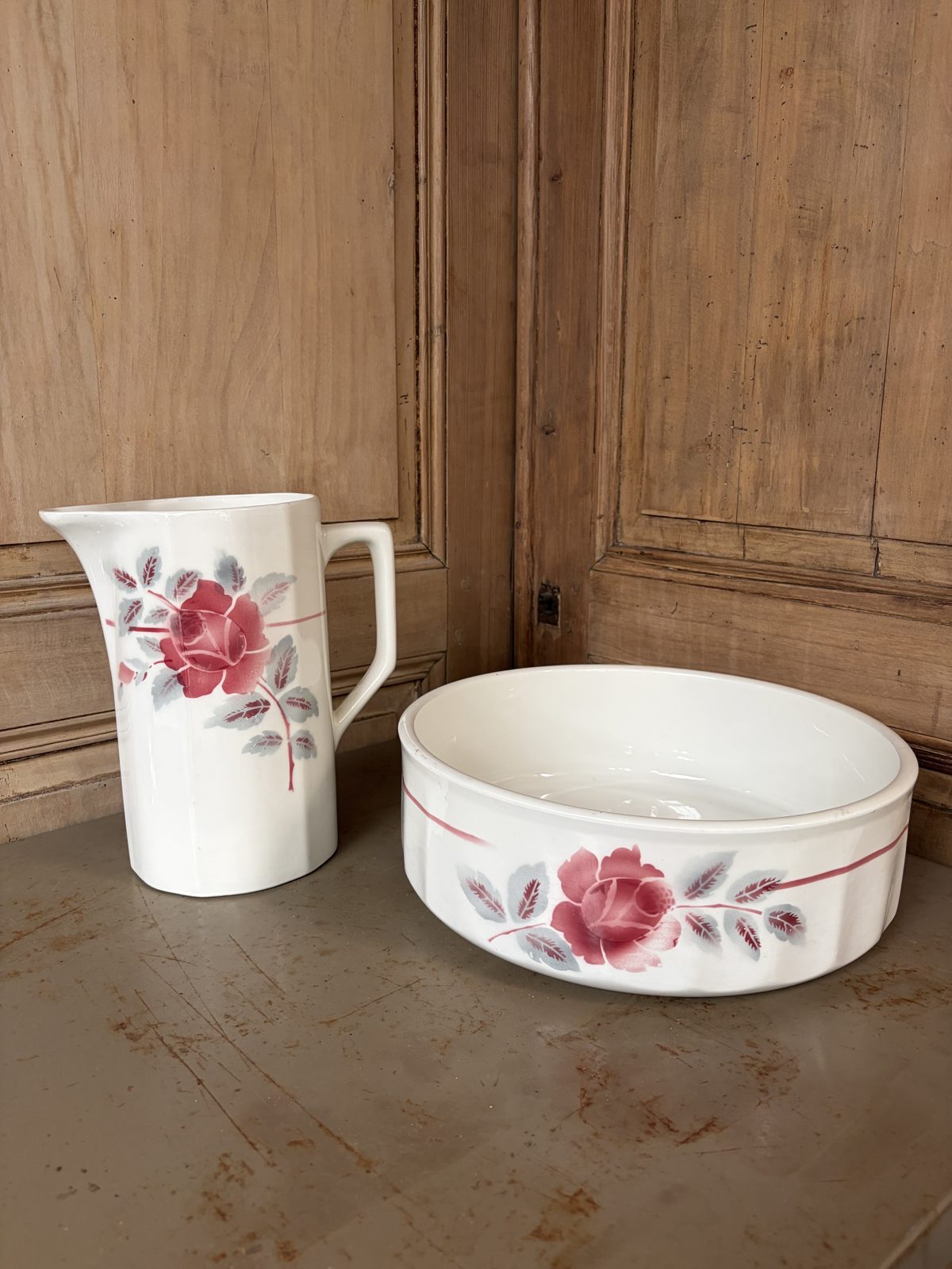 Pichet et bassine vintage décor roses - L'Heureux Nouveau