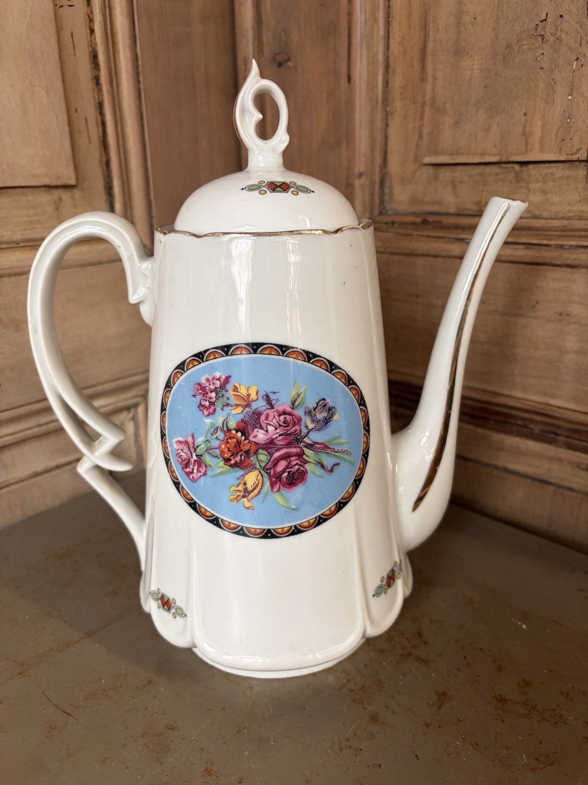 Cafetière vintage médaillon floral et liseré doré - L'Heureux Nouveau