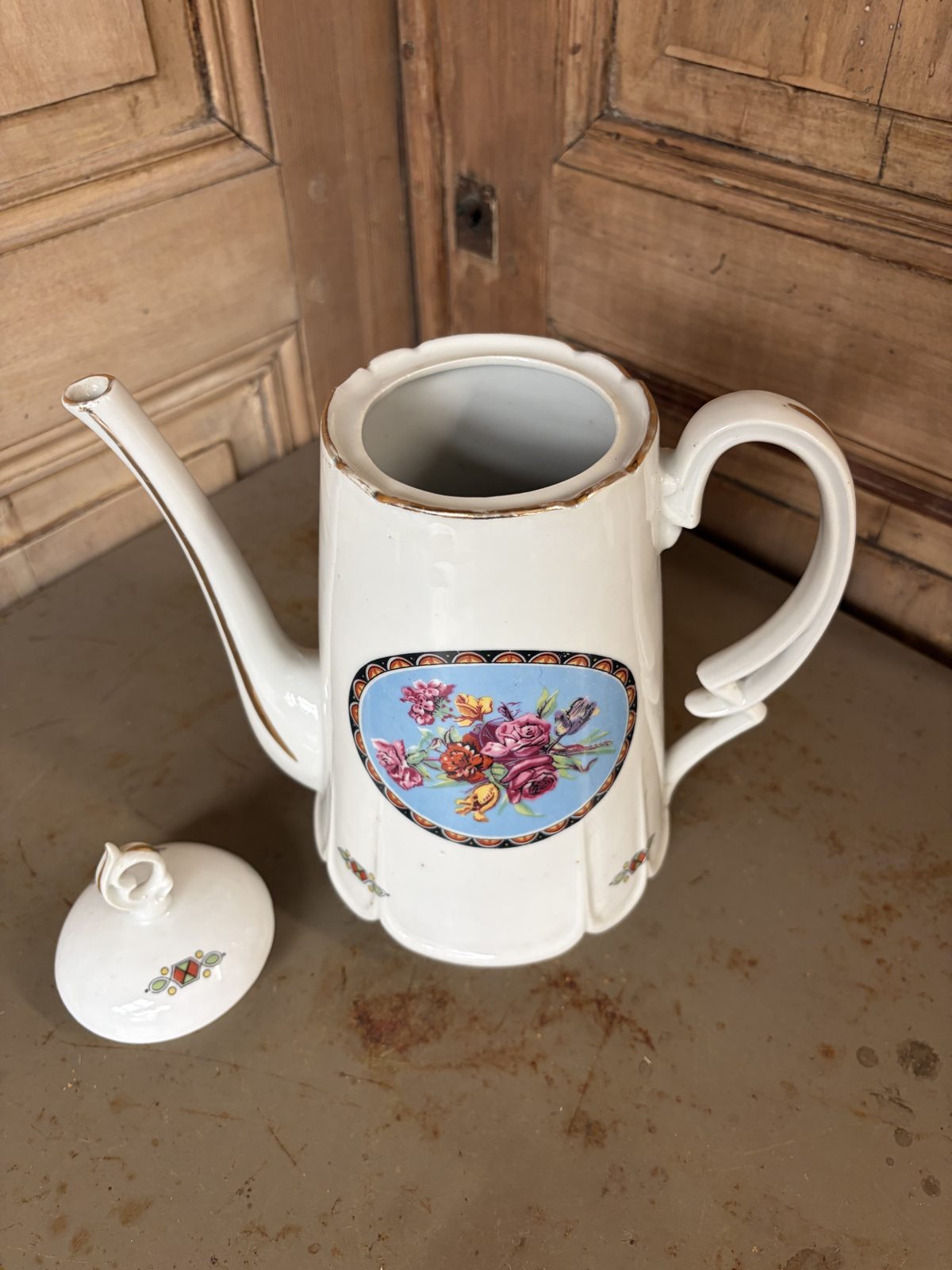 Cafetière vintage médaillon floral et liseré doré - L'Heureux Nouveau