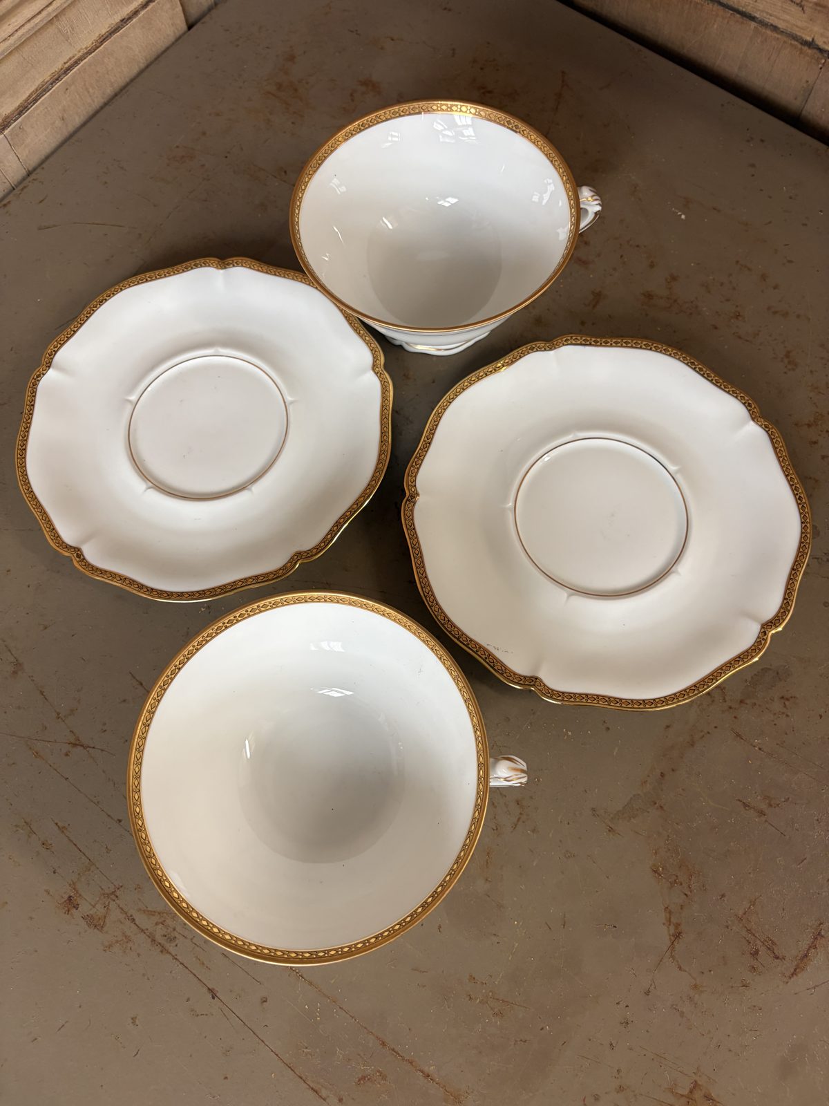 Tasses et sous-tasses porcelaine Limoges liseré doré - L'Heureux Nouveau