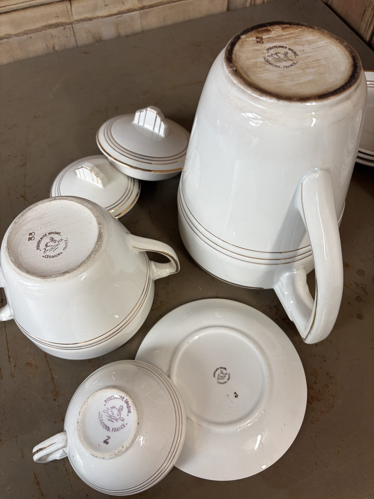 Service café Art déco porcelaine opaque liseré doré - L'Heureux Nouveau