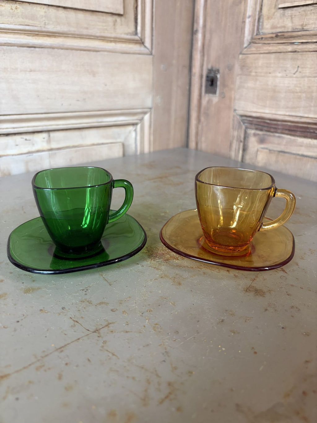 Tasses et sous-tasses vintage Vereco vert et ambré - L'Heureux Nouveau