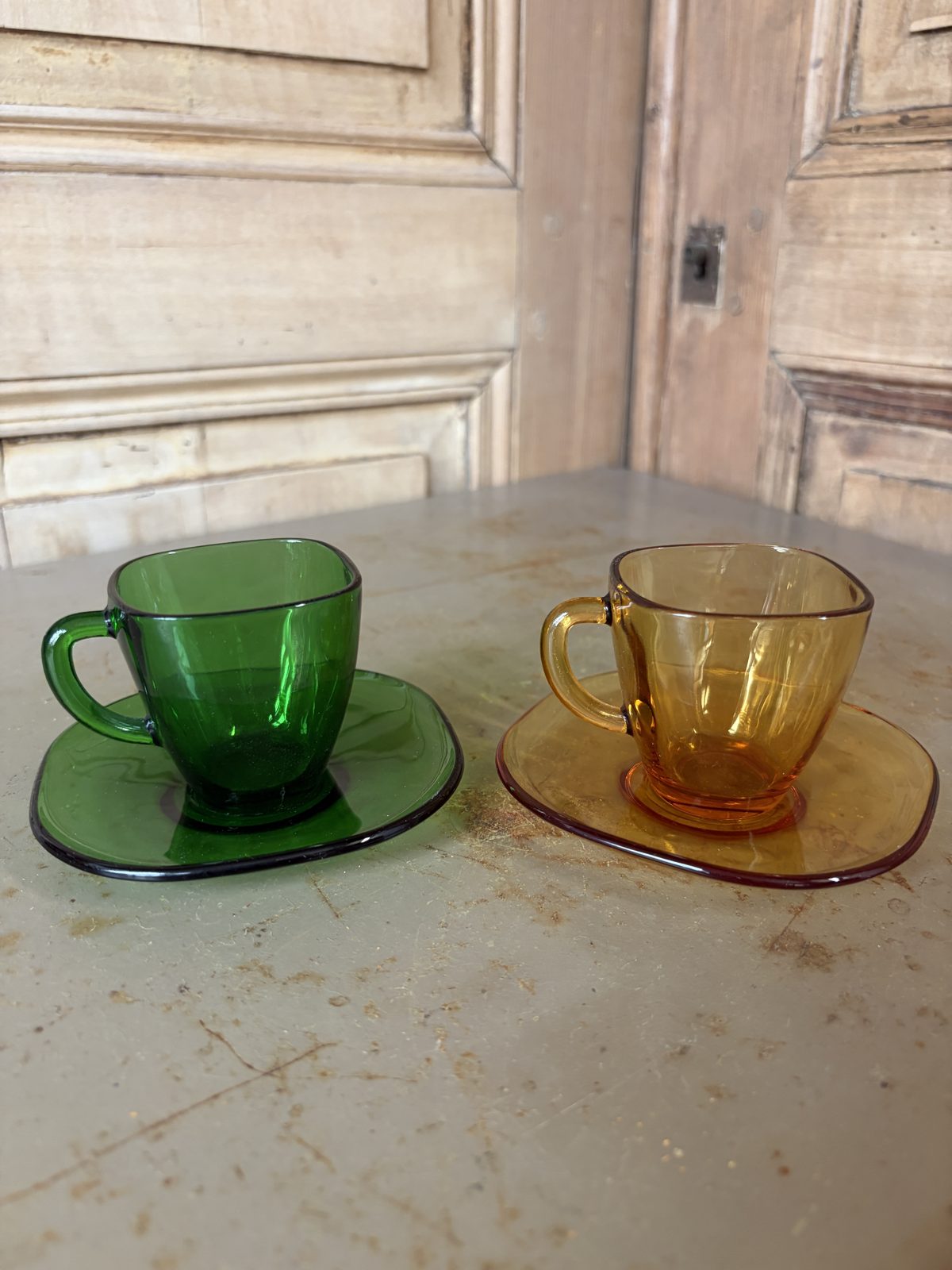 Tasses et sous-tasses vintage Vereco vert et ambré - L'Heureux Nouveau
