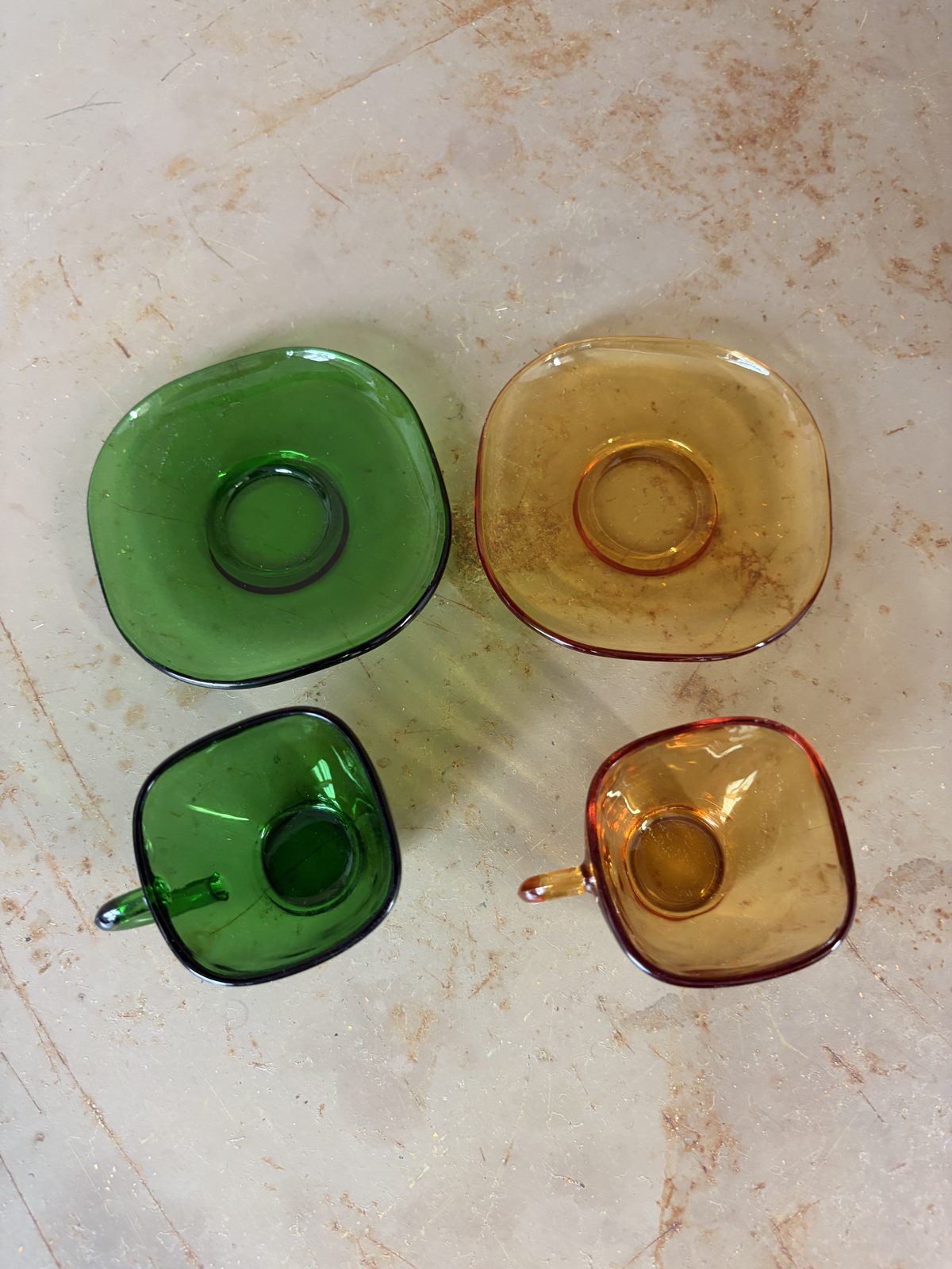 Tasses et sous-tasses vintage Vereco vert et ambré - L'Heureux Nouveau